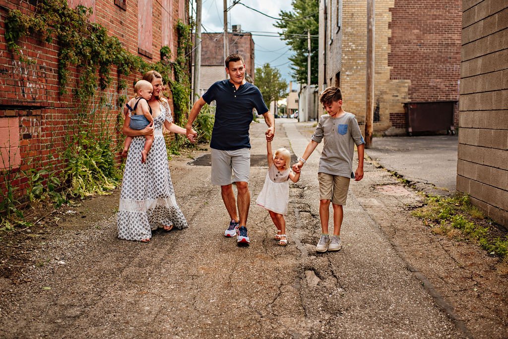 barberton-ohio-family-photographer-city-urban-downtown-session-18.jpg