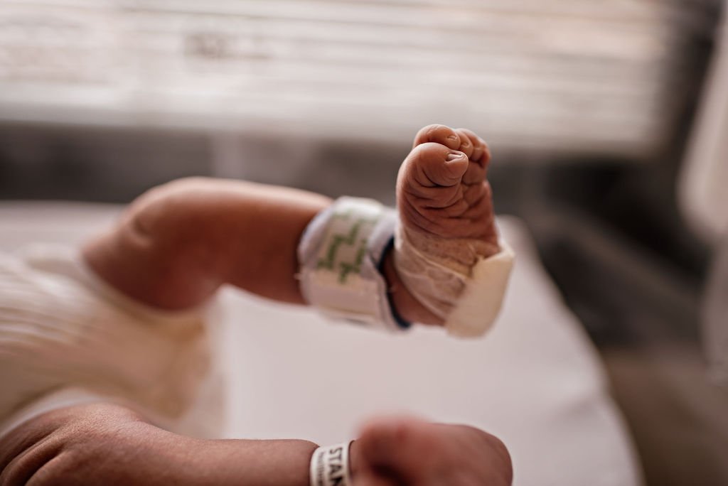 akron-general-cleveland-clinic-maternity-newborn-postpartum-fresh-48-hospital-photo-session3.jpg