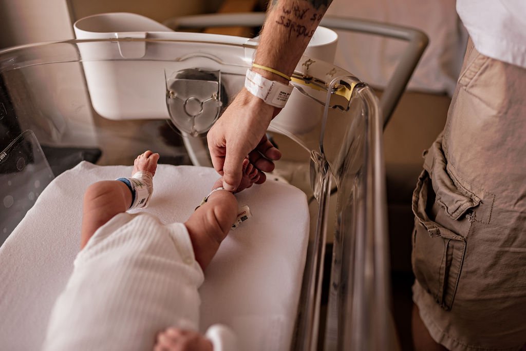 akron-general-cleveland-clinic-maternity-newborn-postpartum-fresh-48-hospital-photo-session5.jpg