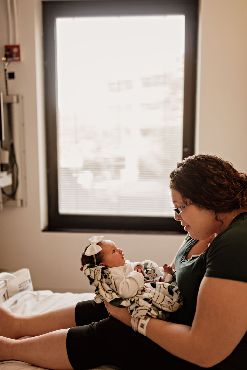 akron-general-cleveland-clinic-maternity-newborn-postpartum-fresh-48-hospital-photo-session23.jpg