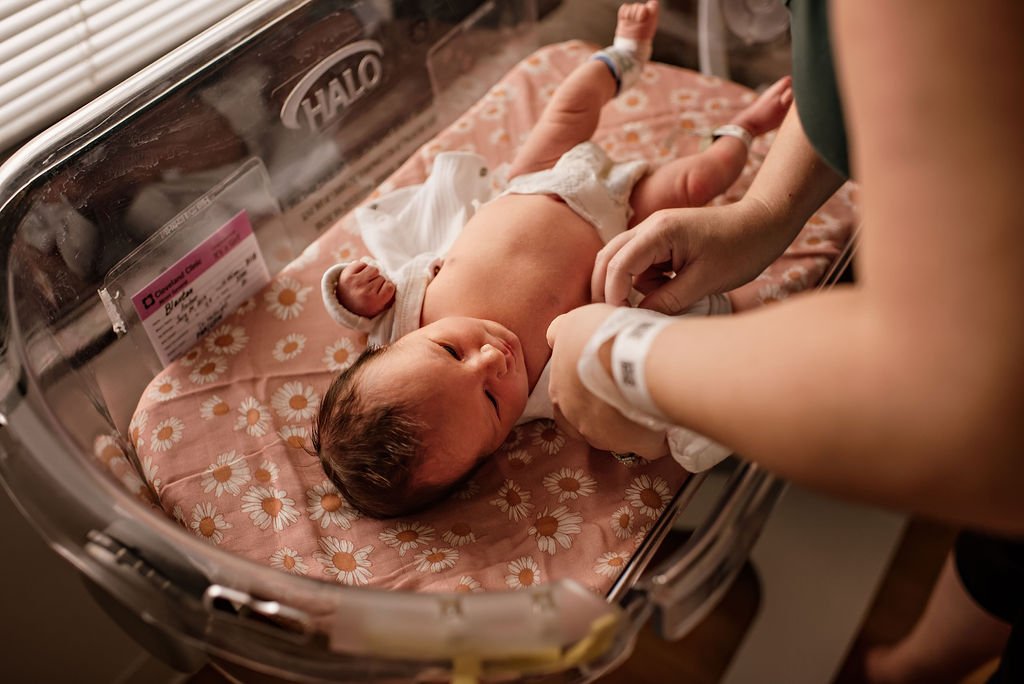 akron-general-cleveland-clinic-maternity-newborn-postpartum-fresh-48-hospital-photo-session45.jpg