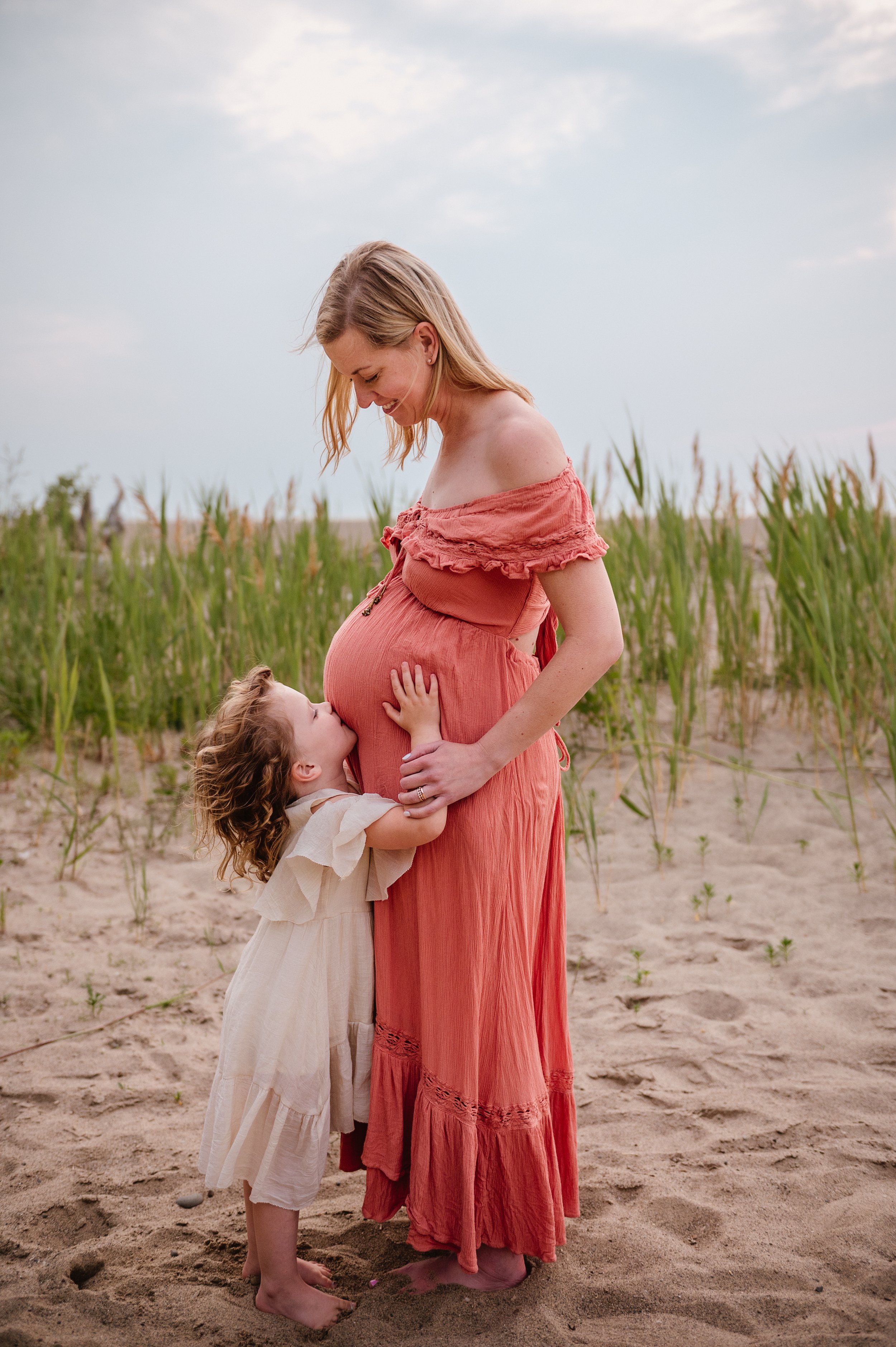 lake-erie-cleveland-ohio-beach-maternity-motherhood-family-session-lauren-grayson-photography2.jpg