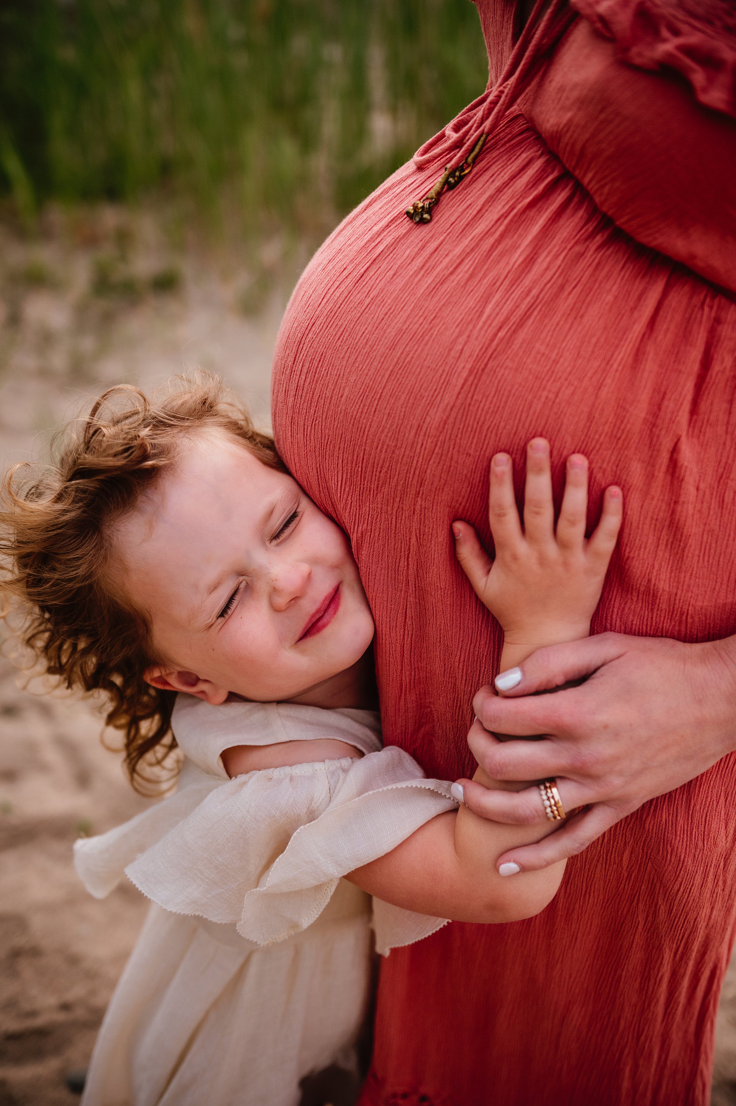 lake-erie-cleveland-ohio-beach-maternity-motherhood-family-session-lauren-grayson-photography1.jpg