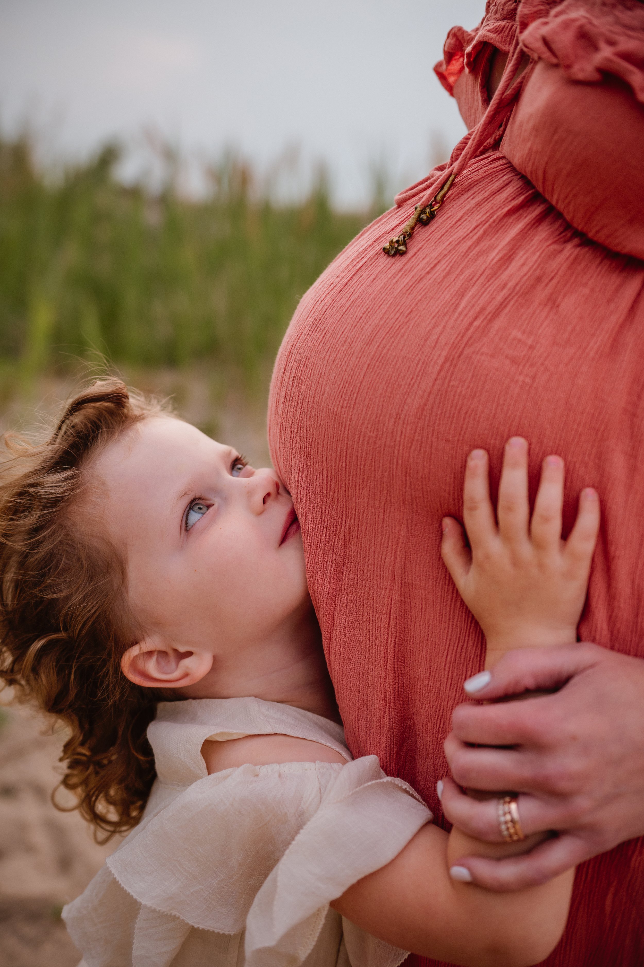 lake-erie-cleveland-ohio-beach-maternity-motherhood-family-session-lauren-grayson-photography3.jpg