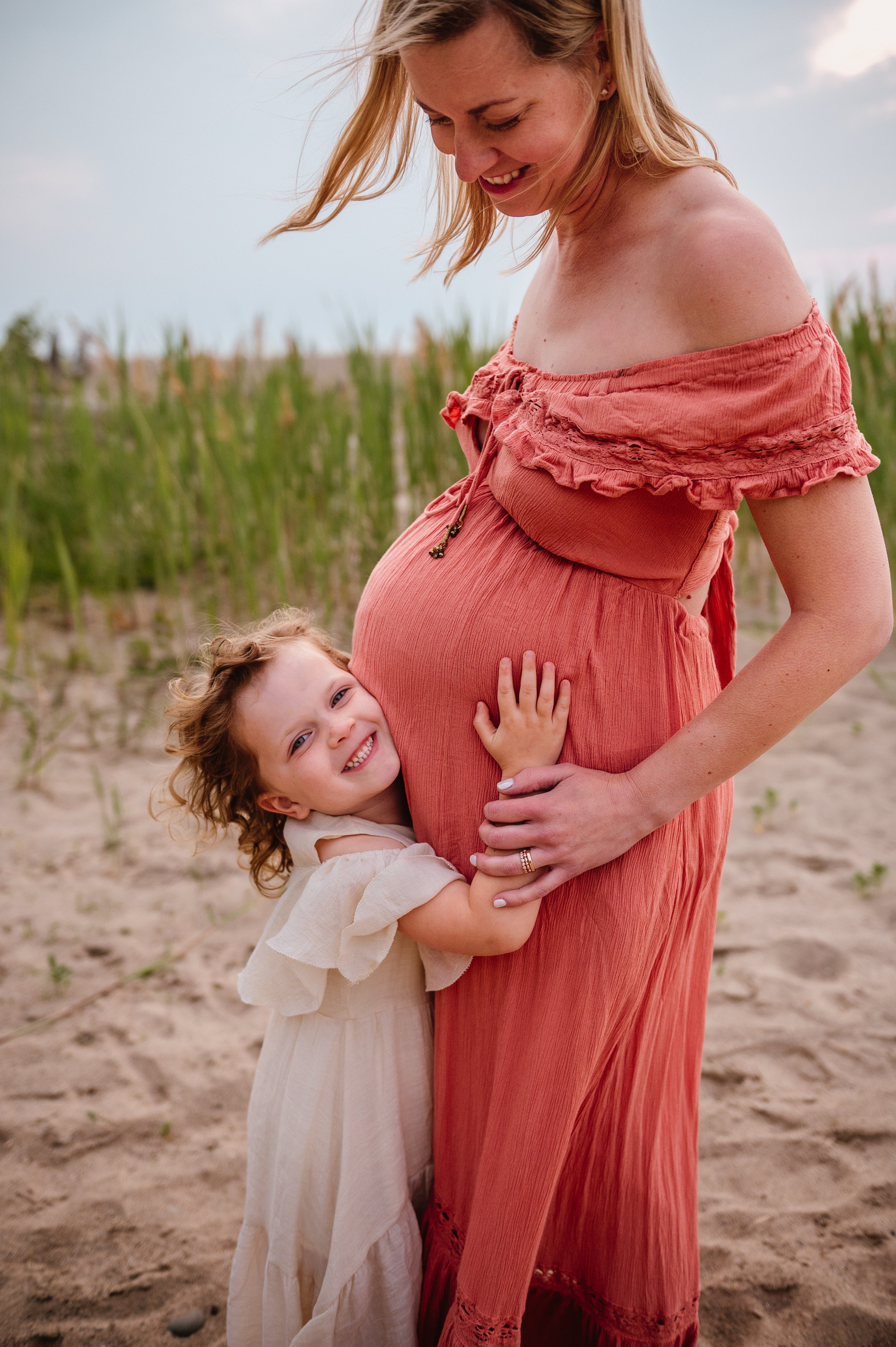 lake-erie-cleveland-ohio-beach-maternity-motherhood-family-session-lauren-grayson-photography4.jpg