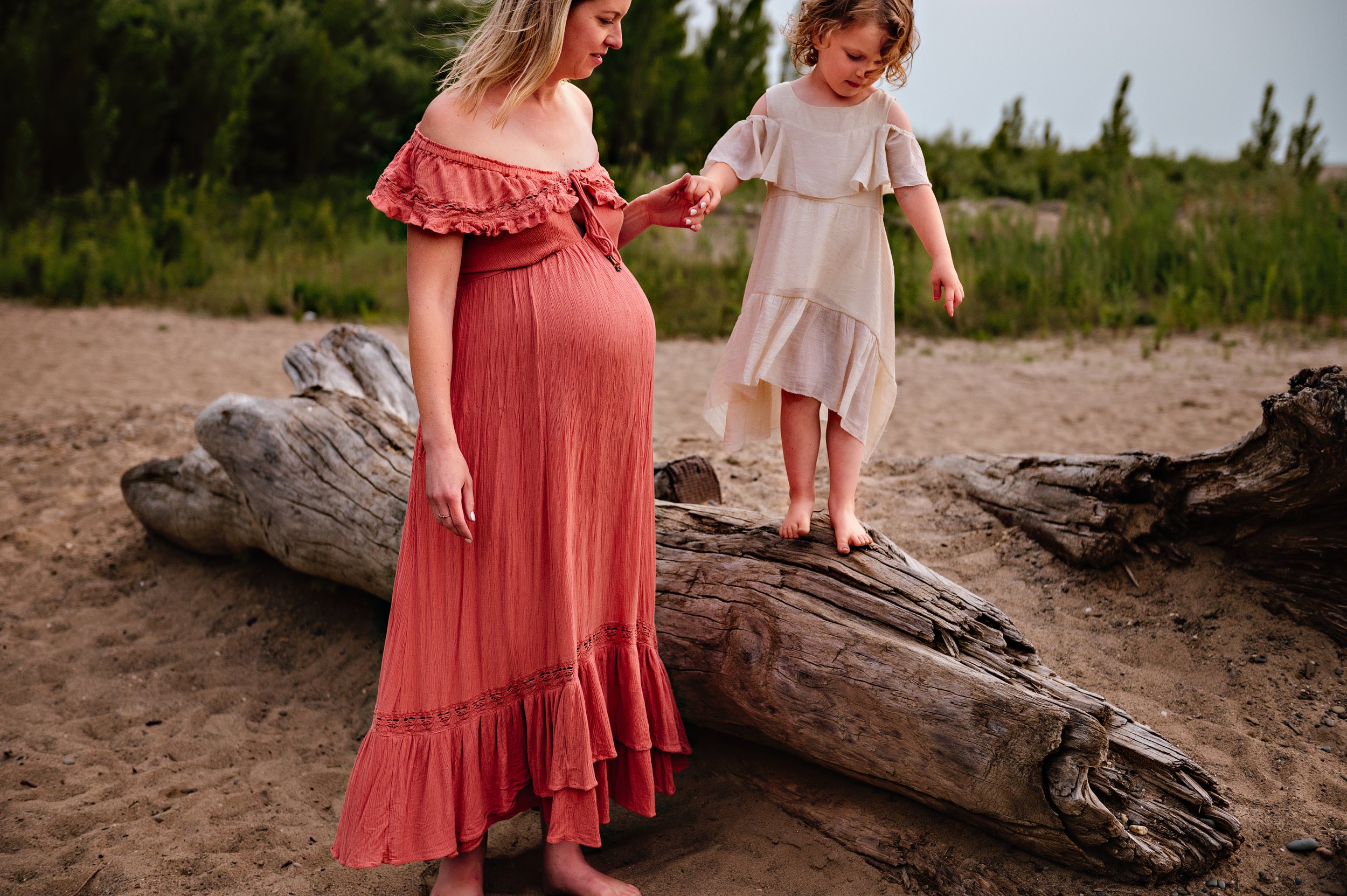 lake-erie-cleveland-ohio-beach-maternity-motherhood-family-session-lauren-grayson-photography6.jpg