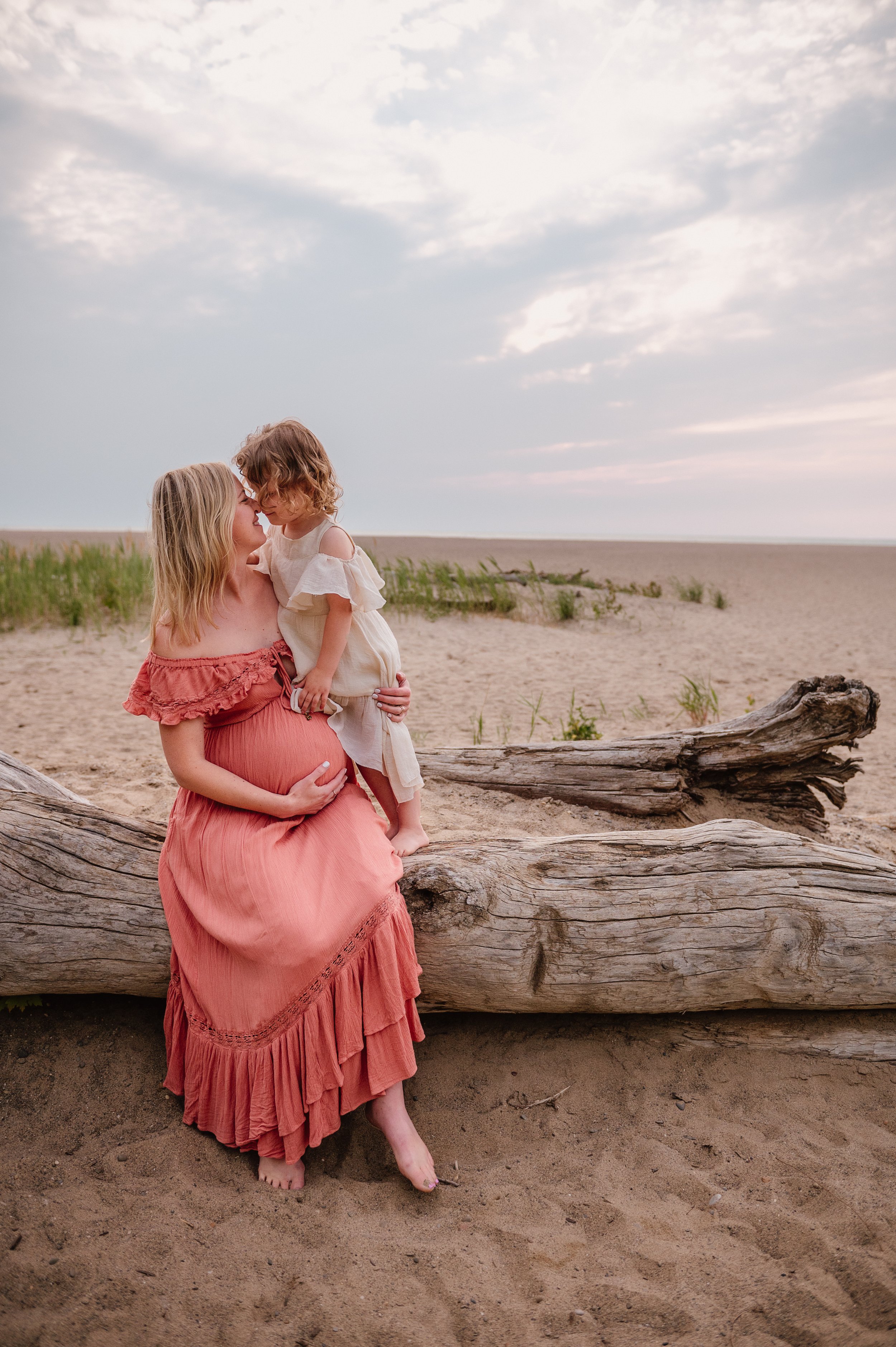 lake-erie-cleveland-ohio-beach-maternity-motherhood-family-session-lauren-grayson-photography7.jpg