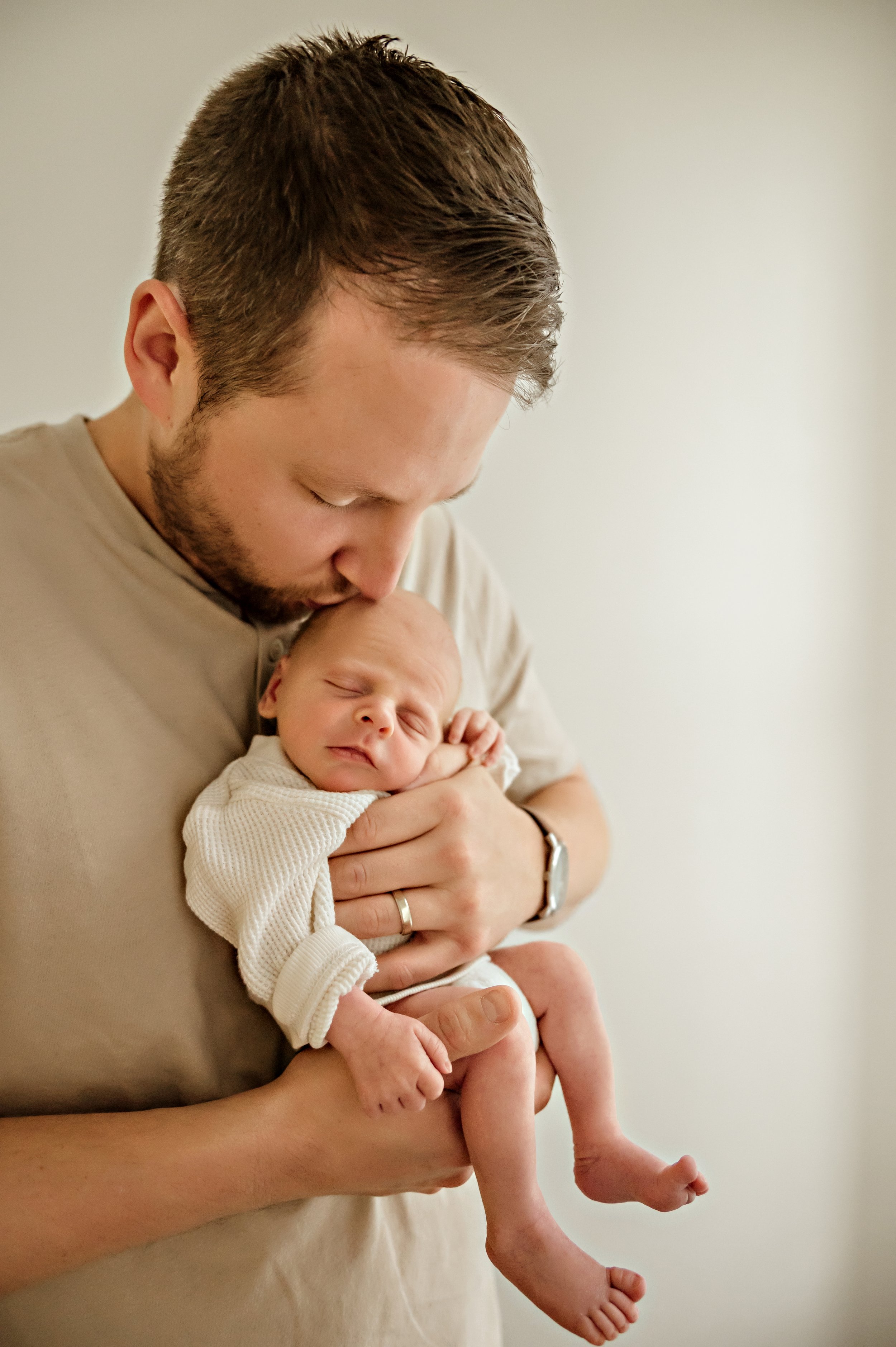 medina-ohio-newborn-photographer-studio-family-session-10.jpg