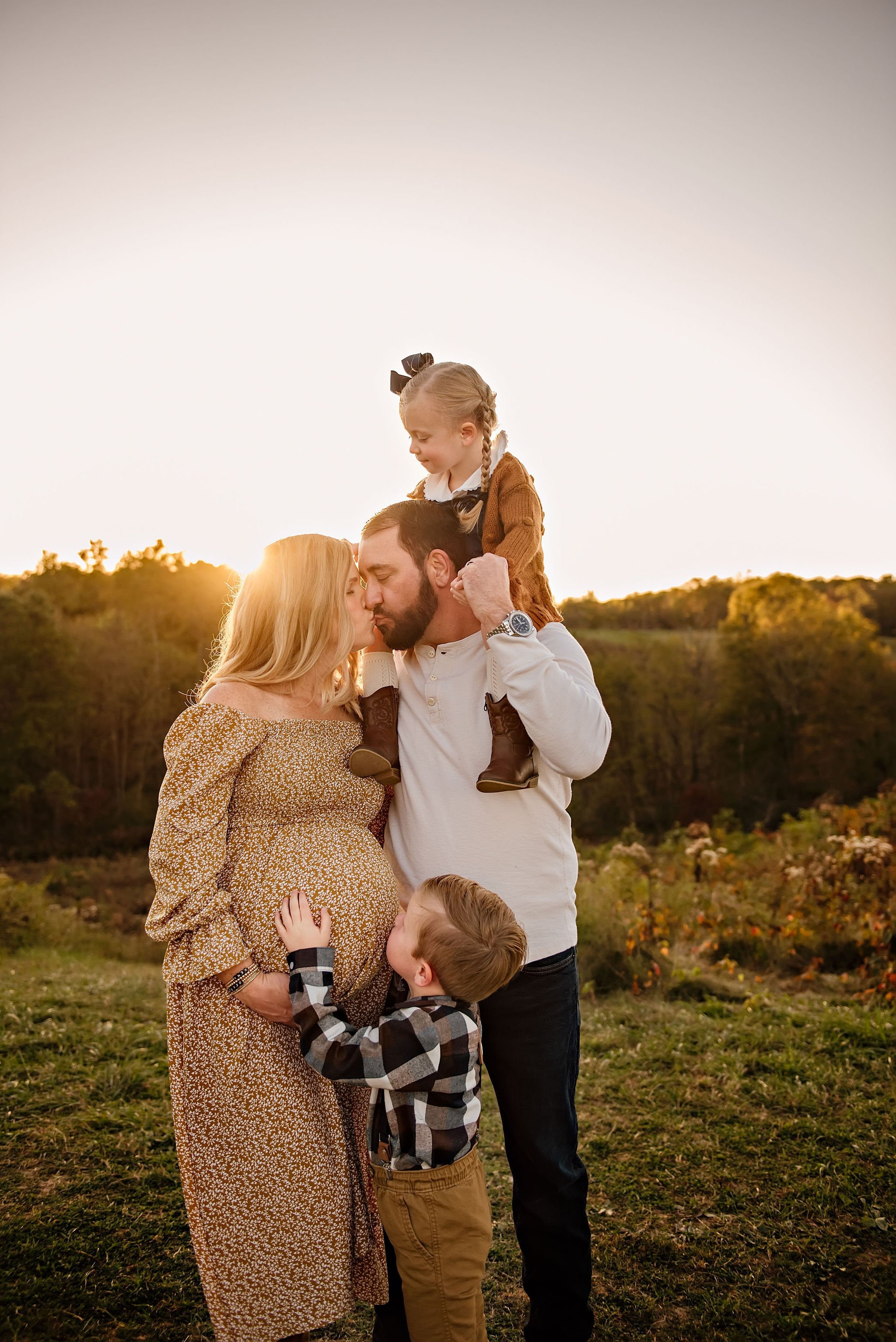 canton-ohio-photographer-family-maternity-outdoor-sunset-lauren-grayson-photography-5.jpeg