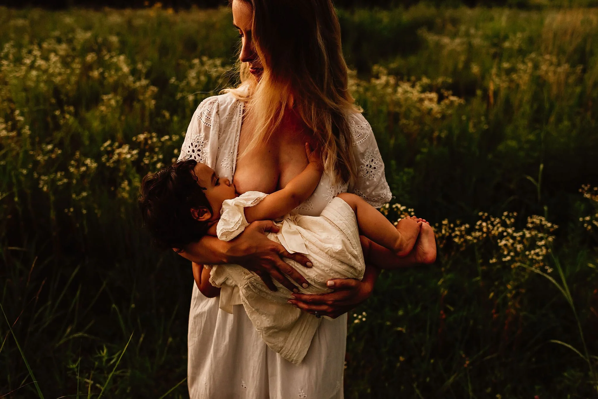 outdoor-family-nursing-breastfeeding-photo-session-columbus-ohio-lauren-grayson-photography (1).jpeg