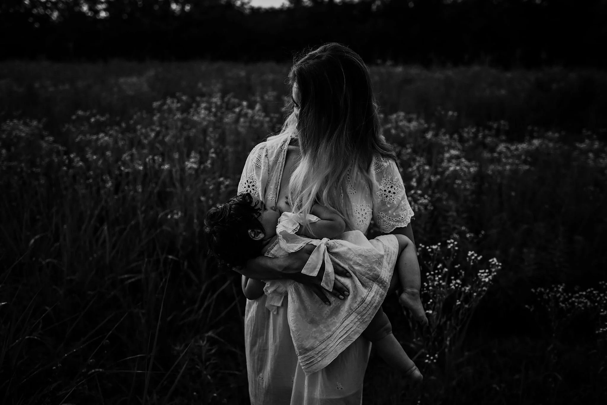 outdoor-family-nursing-breastfeeding-photo-session-columbus-ohio-lauren-grayson-photography.jpeg