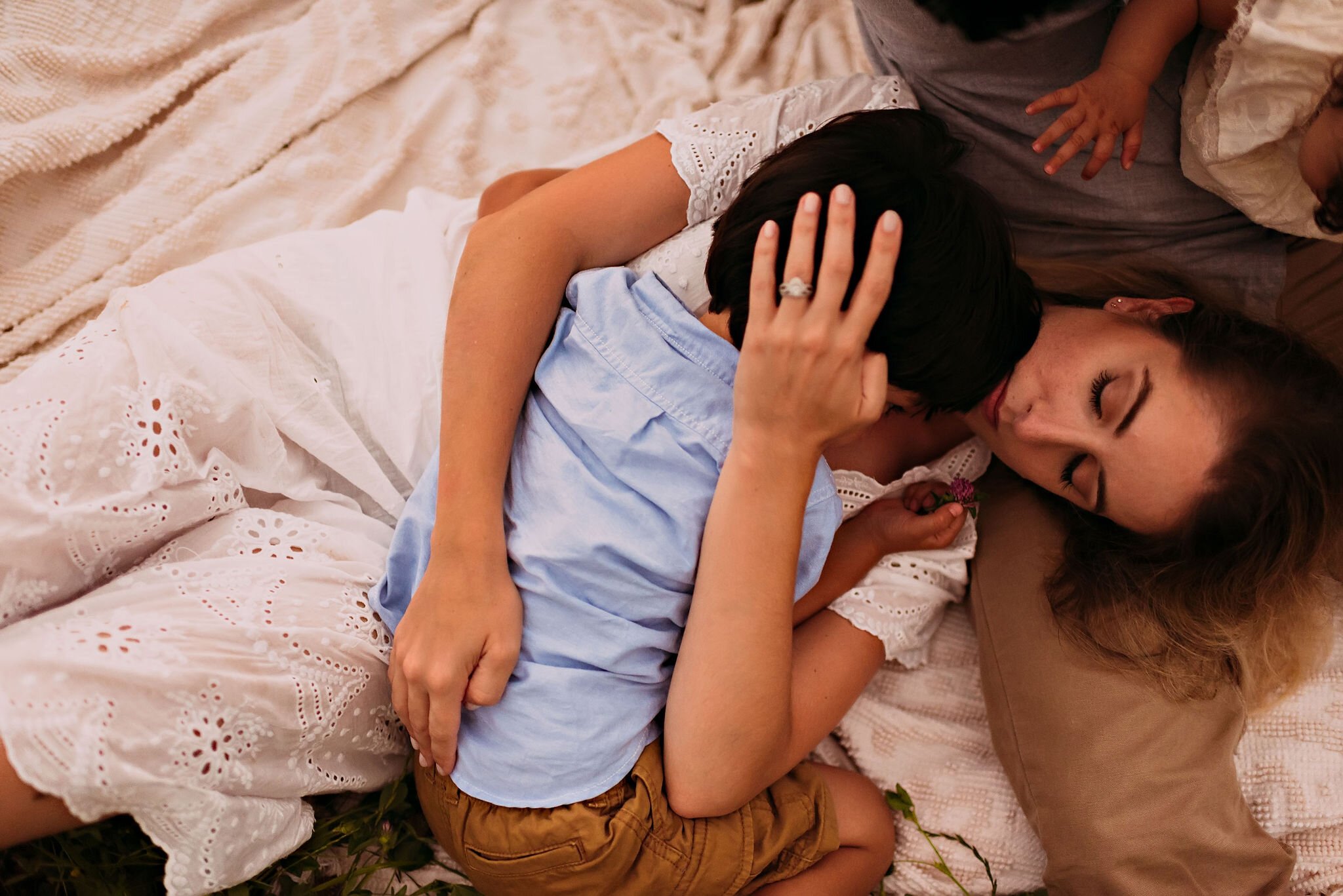 outdoor-family-photo-session-columbus-ohio-lauren-grayson-photography-9.jpeg