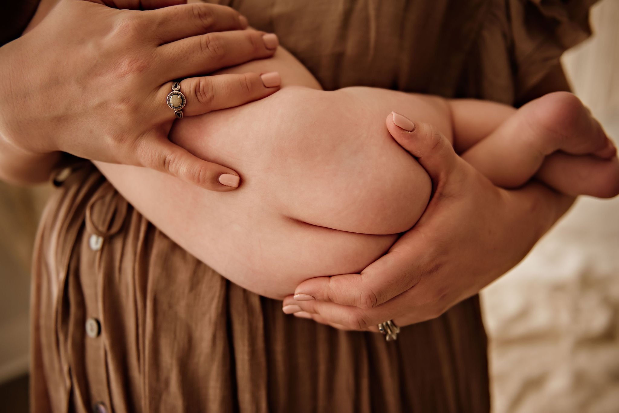 cleveland-ohio-baby-motherhood-photographer-breastfeeding-milestone-4.jpeg