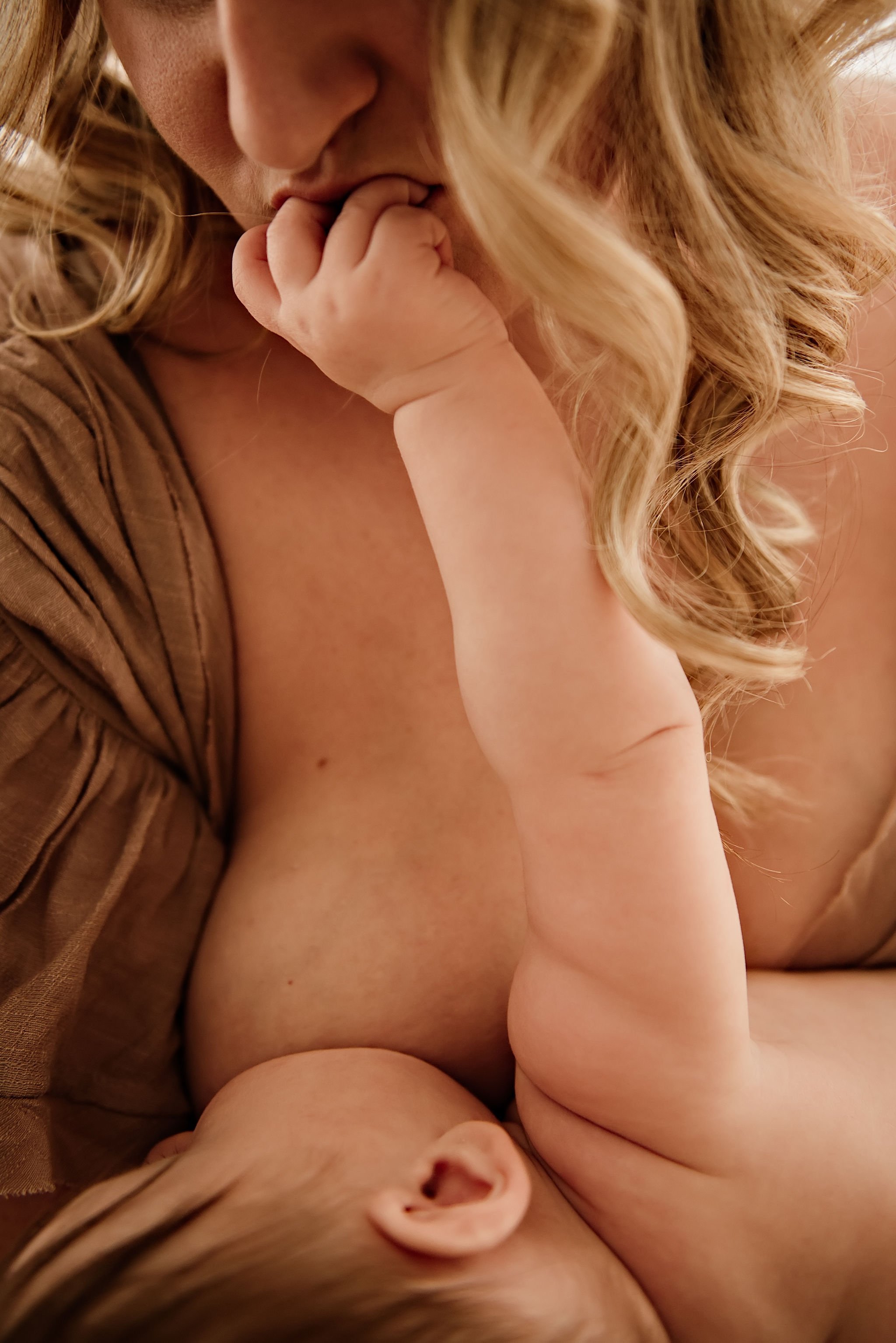 cleveland-ohio-baby-motherhood-photographer-breastfeeding-milestone-3.jpeg