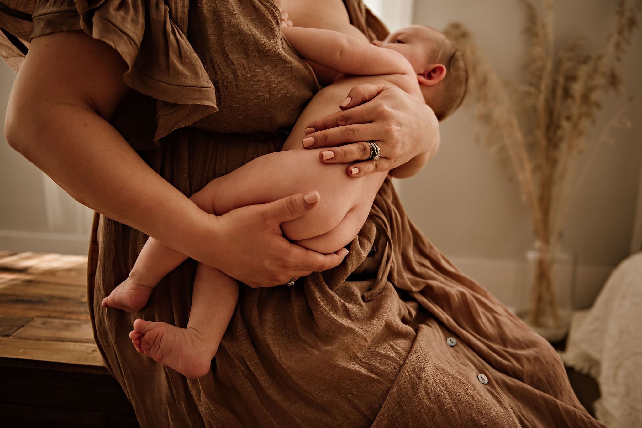cleveland-ohio-baby-motherhood-photographer-breastfeeding-milestone-5.jpeg