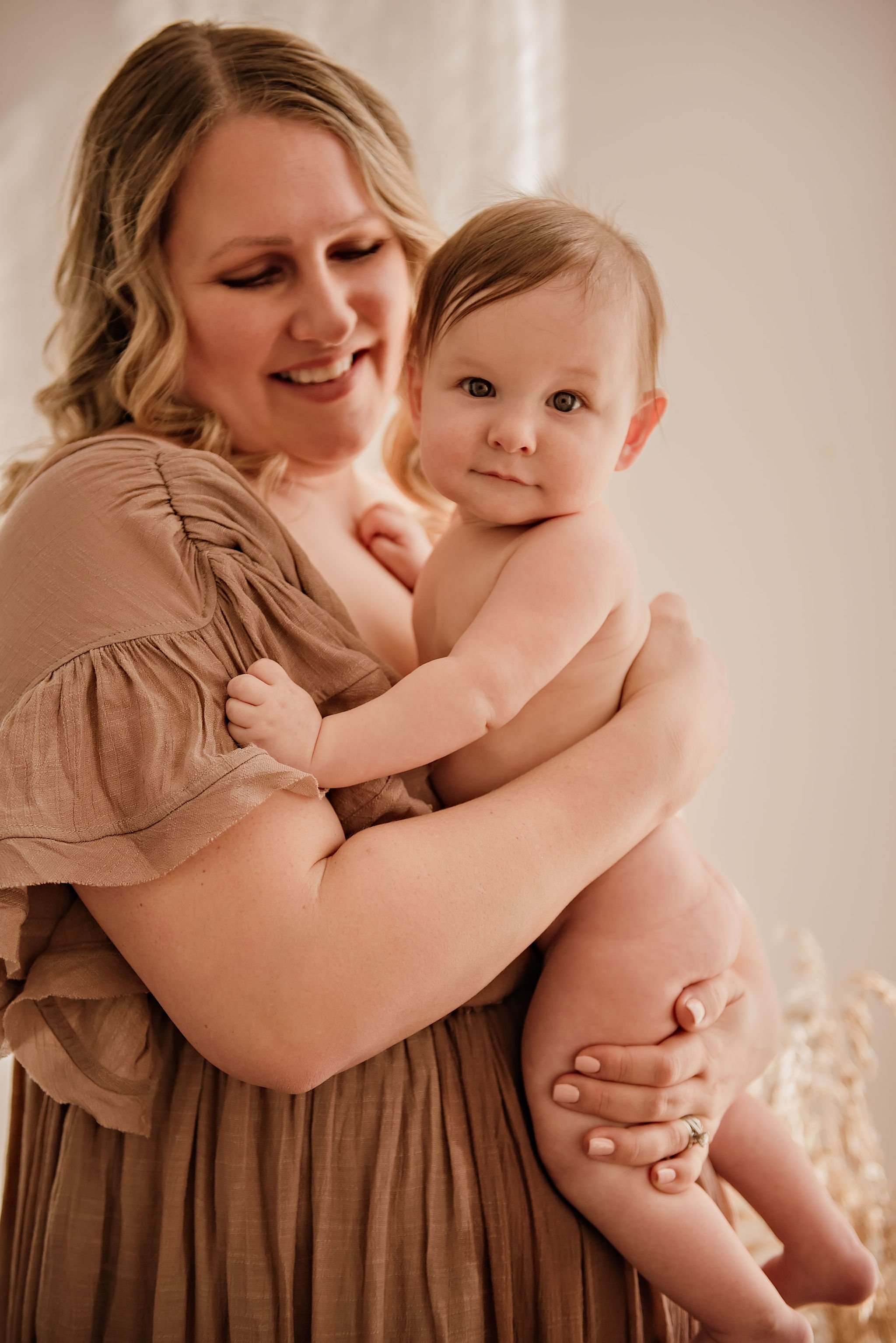 cleveland-ohio-baby-motherhood-photographer-breastfeeding-milestone-6.jpeg