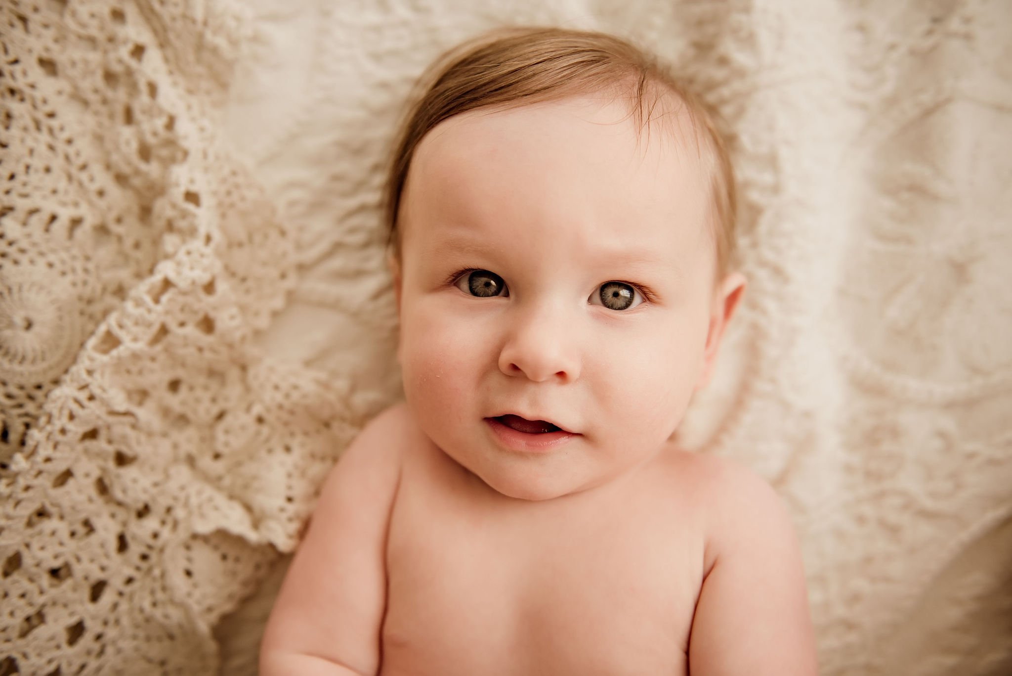 cleveland-ohio-baby-motherhood-photographer-breastfeeding-milestone-13.jpeg