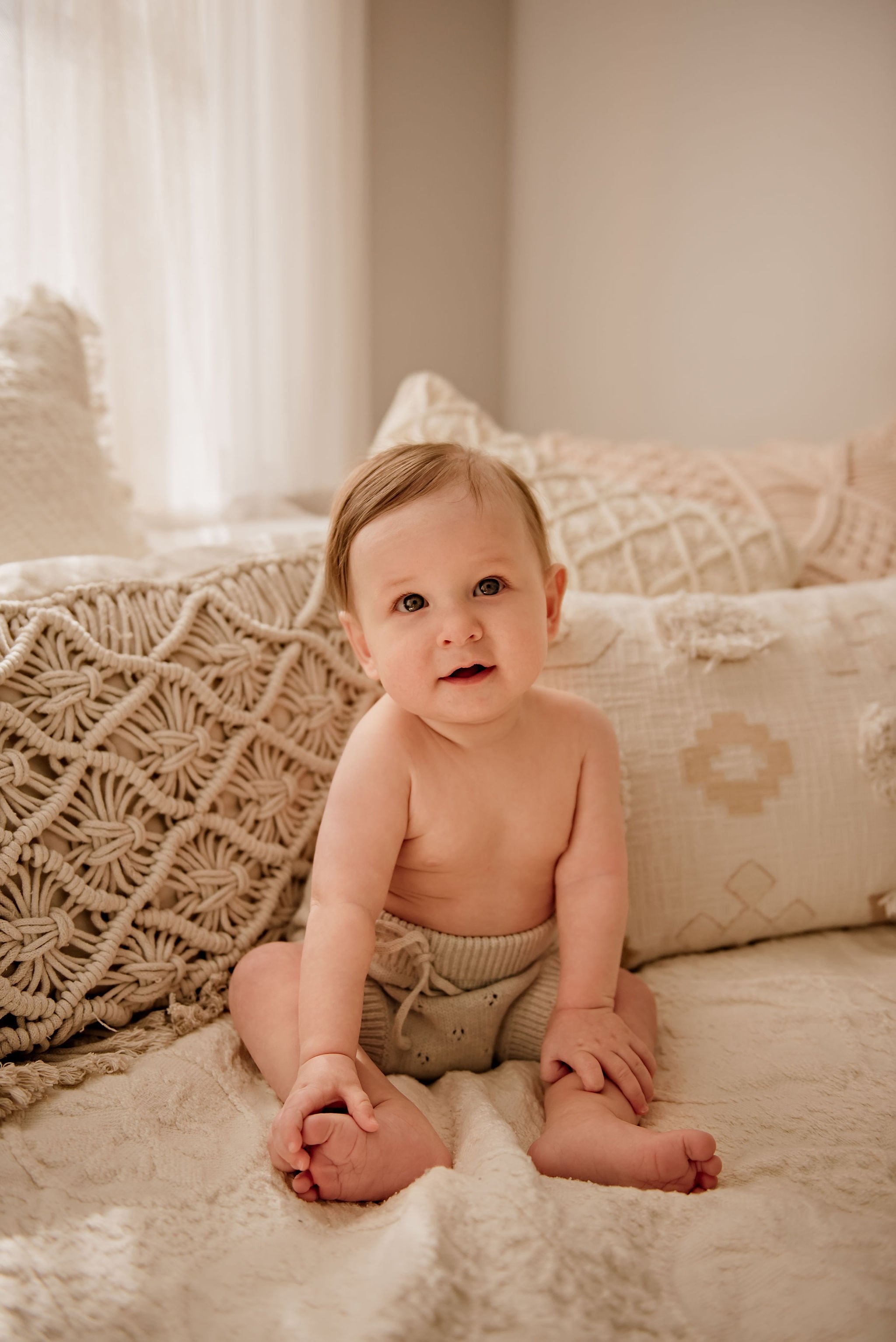 cleveland-ohio-baby-motherhood-photographer-breastfeeding-milestone-14.jpeg