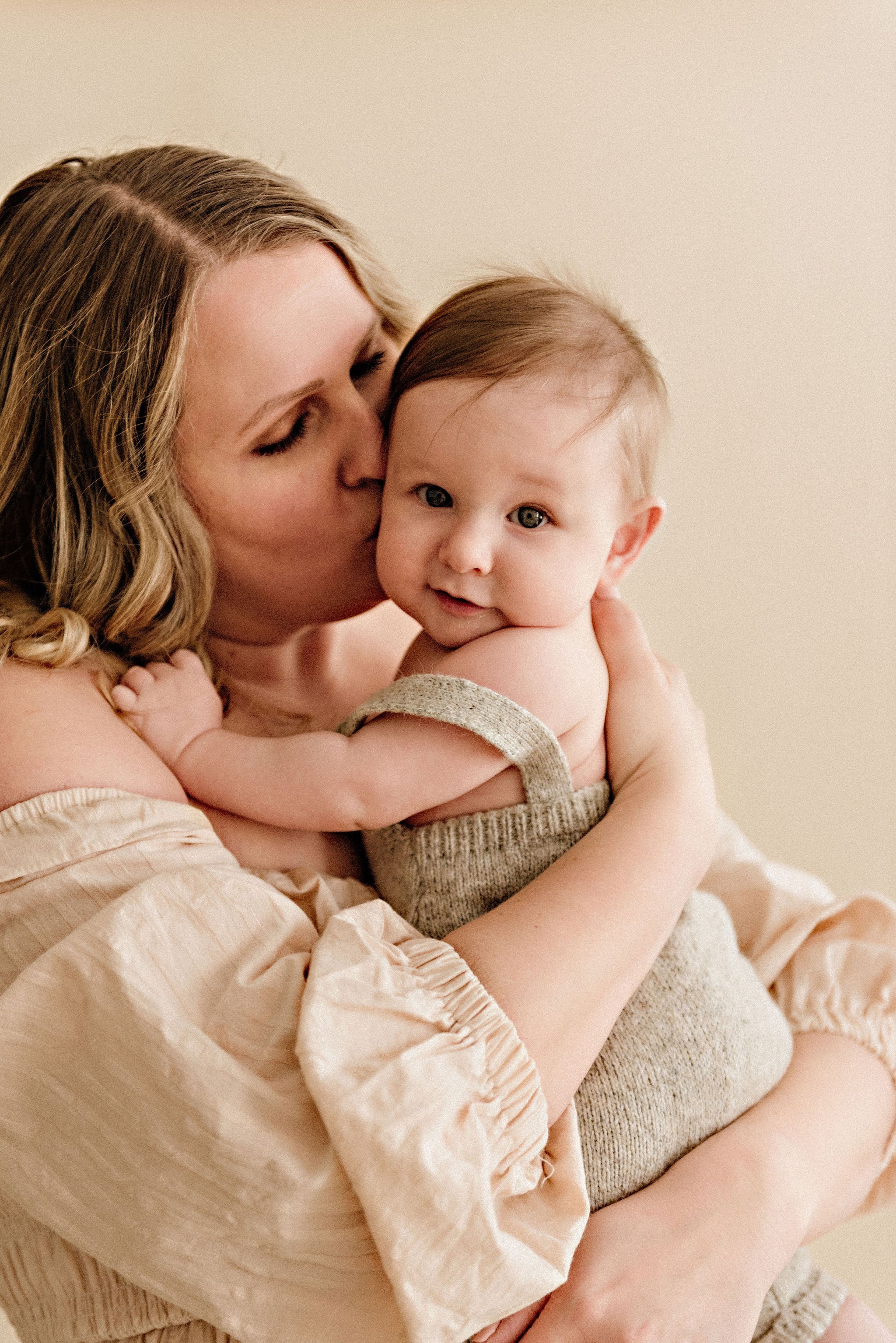 cleveland-ohio-baby-motherhood-photographer-breastfeeding-milestone-16.jpeg