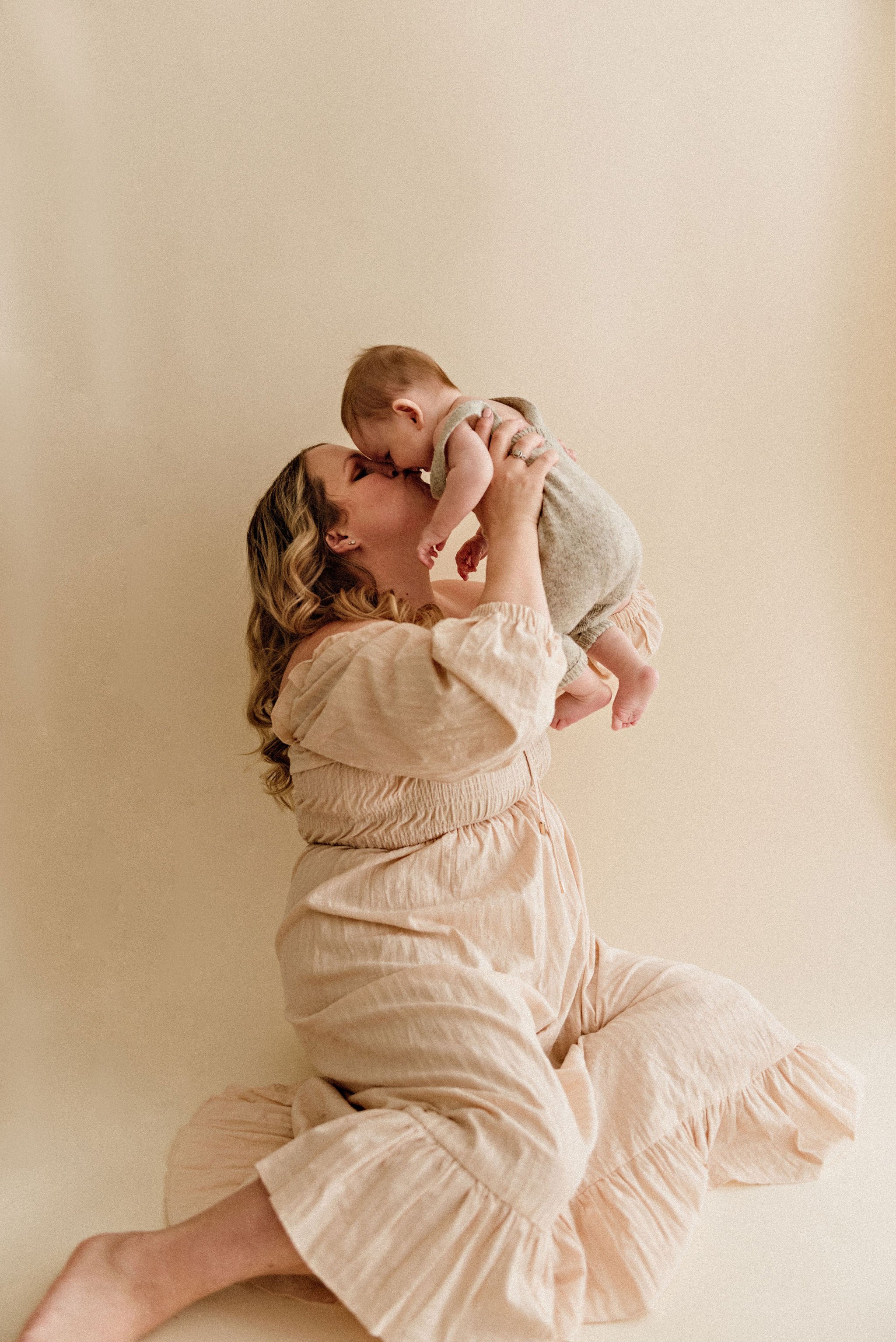 cleveland-ohio-baby-motherhood-photographer-breastfeeding-milestone-18.jpeg