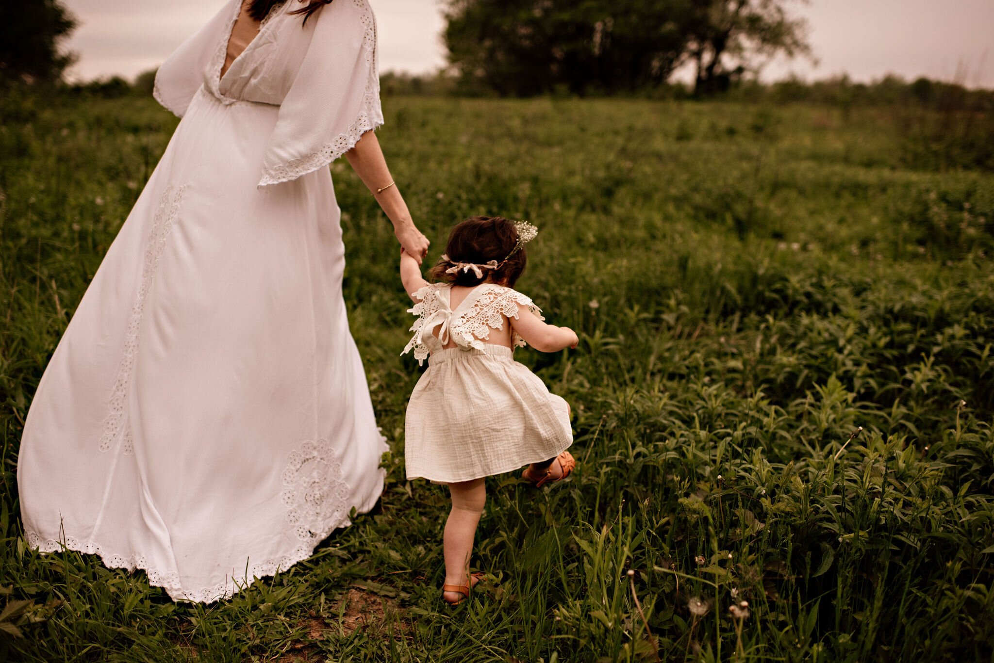 motherhood-mom-daughter-photos-outdoor-cleveland-ohio-lauren-grayson (2).jpeg