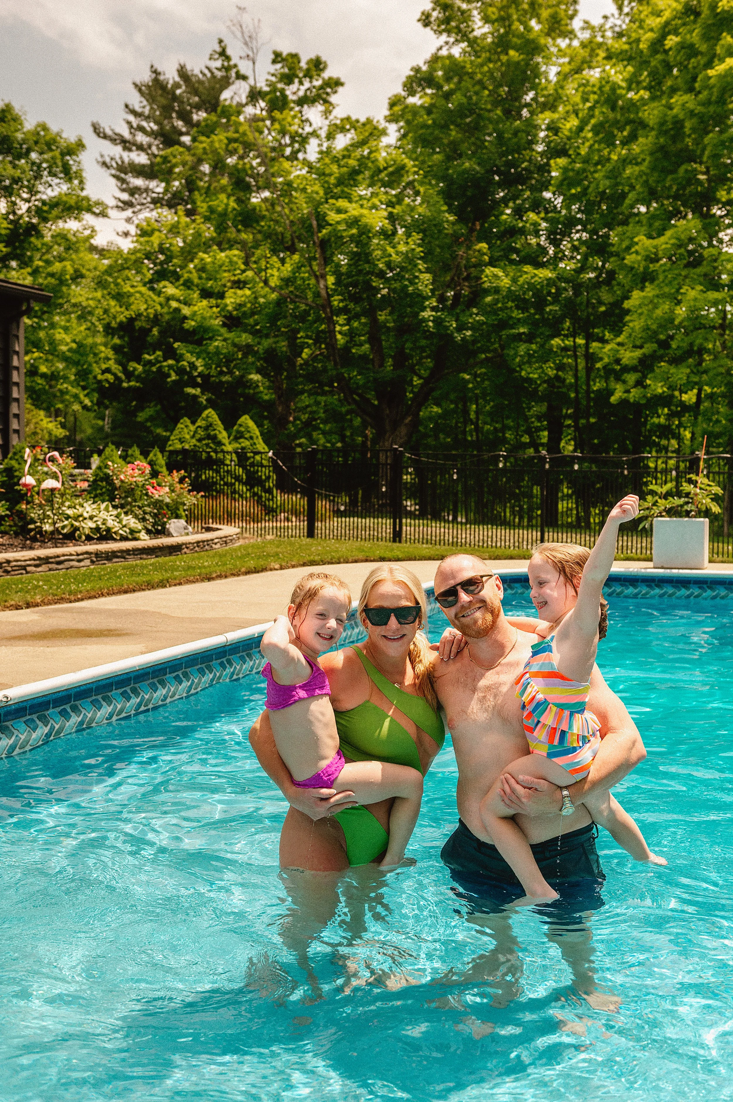cleveland-ohio-lifestyle-family-photos-backyard-pool-party-14.jpg
