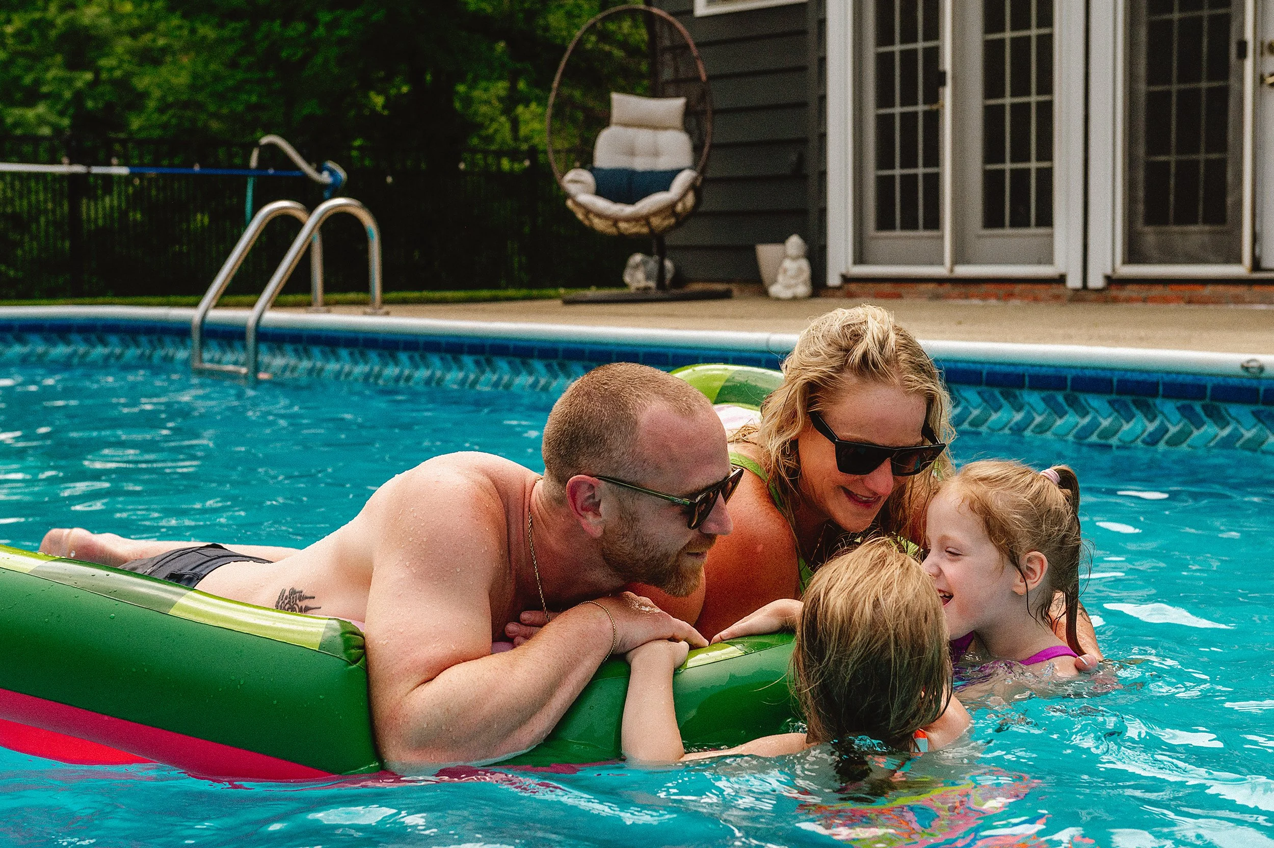 cleveland-ohio-lifestyle-family-photos-backyard-pool-party-19.jpg