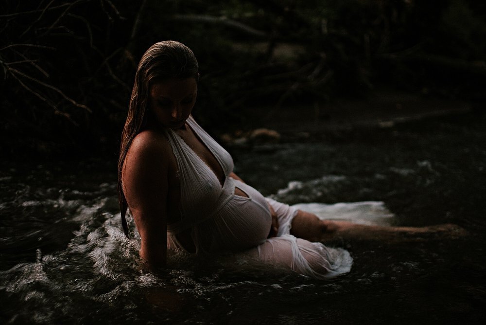 maternity-photographer-cleveland-ohio-outdoors.jpeg