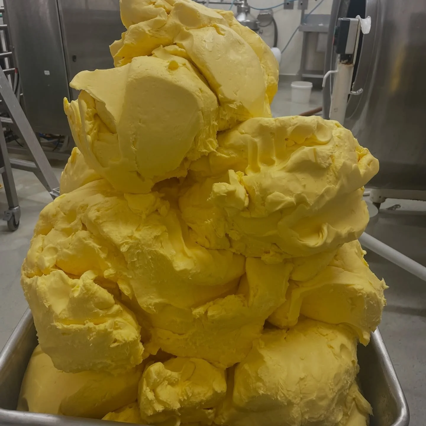 @gippslandjersey will also be bringing these incredible 1kg blocks of freshly made butter to the market tomorrow. At $22 a Kg for fresh local butter you know these will sell out! 100 available! Get in fast 👏🧈 #bawbaw #market #shoplocal #warragulfar