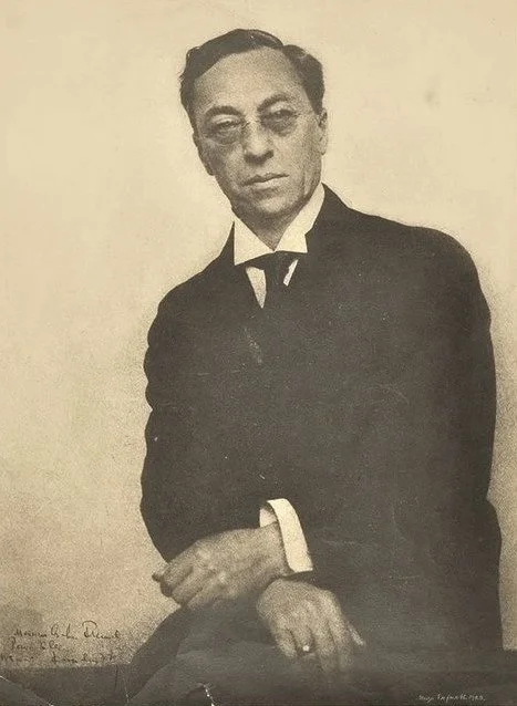 Wassily_Kandinsky_1923_by_Hugo_Erfurth.jpg