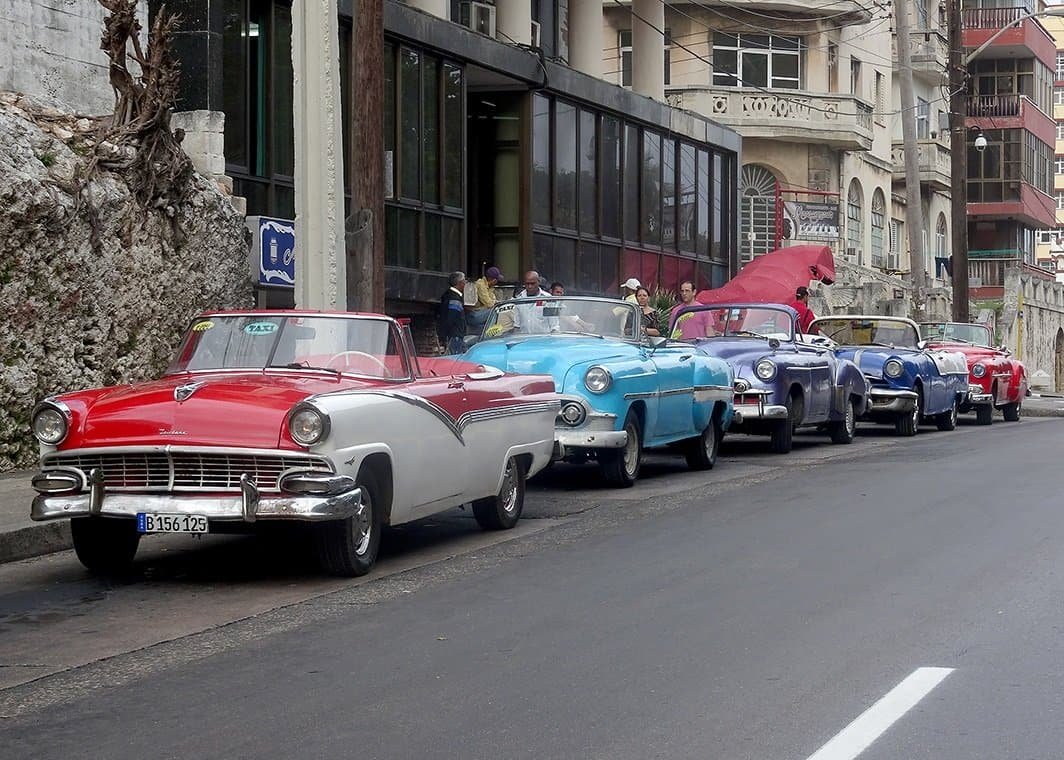 vintage_cars_street_lineup-havana.jpg