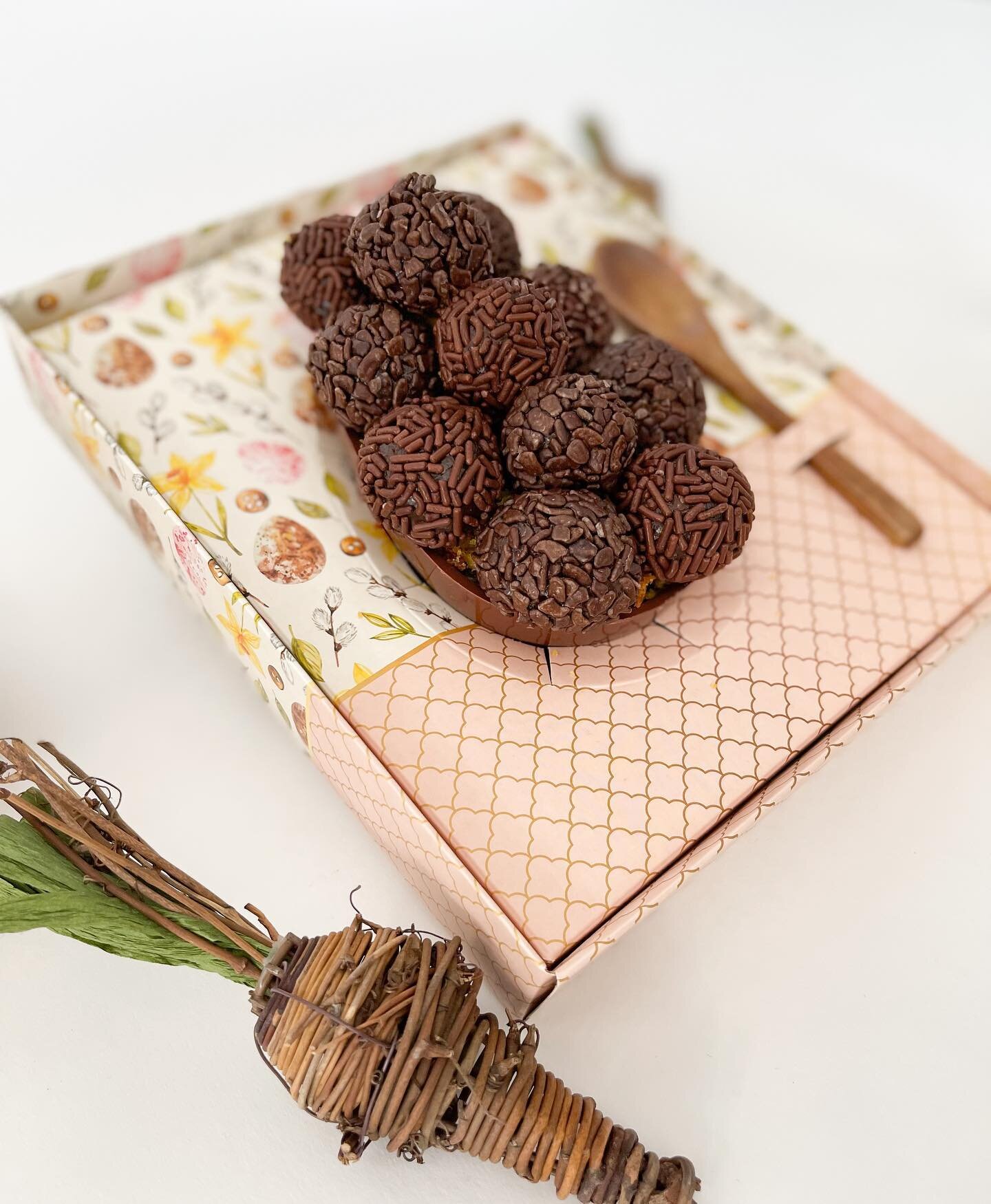 Another spoonable egg option for that special someone for Easter!This one has carrot cake and gourmet chocolate brigadeiro creme! #ovodecolher #spoonableeggs #easter #gourmetbrigadeiros #carrotcake