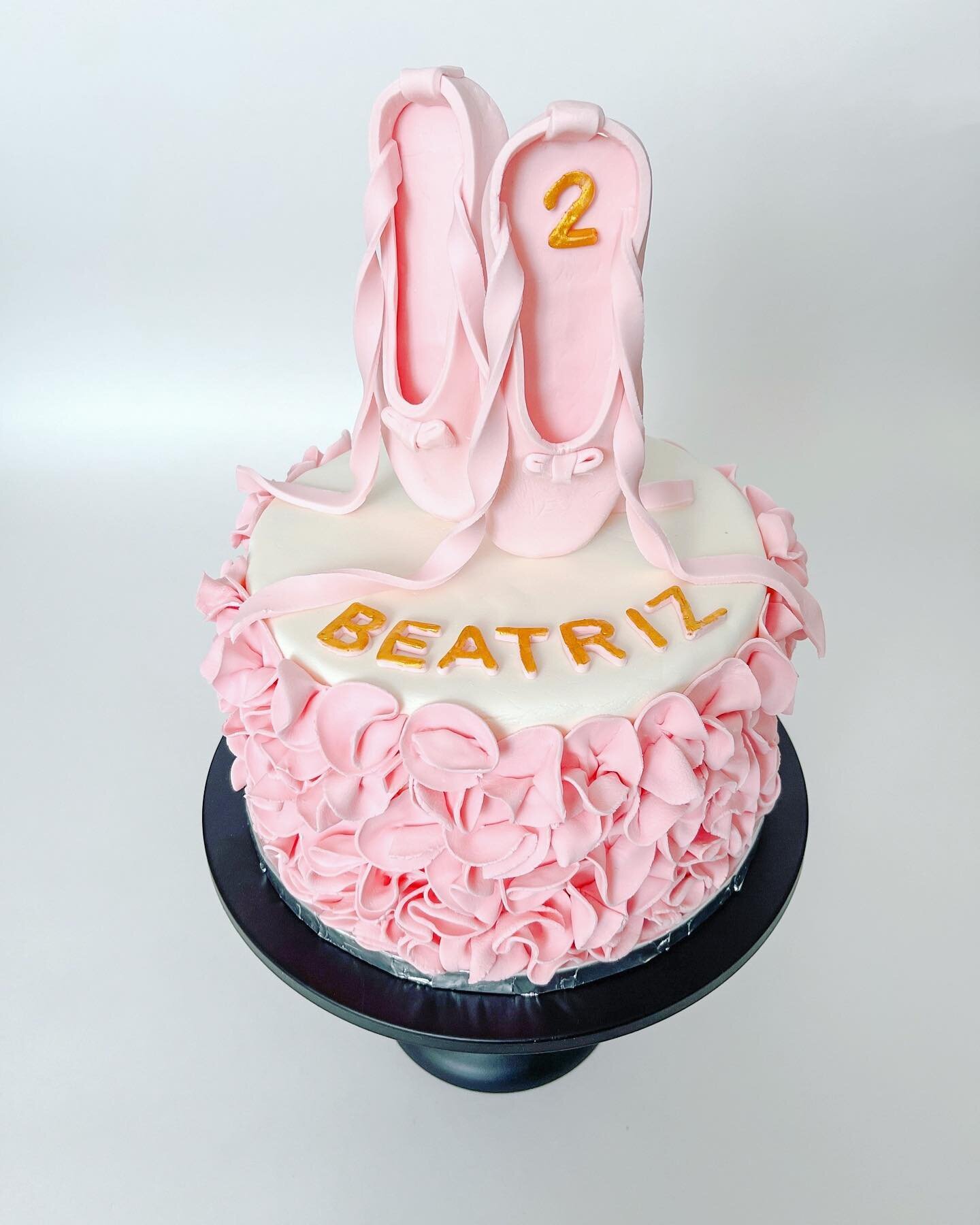 Ballerina cake with ruffles! #vanillacake #dulcedelechefilling #beijinhodecocofilling #buttercream #pinkcake #