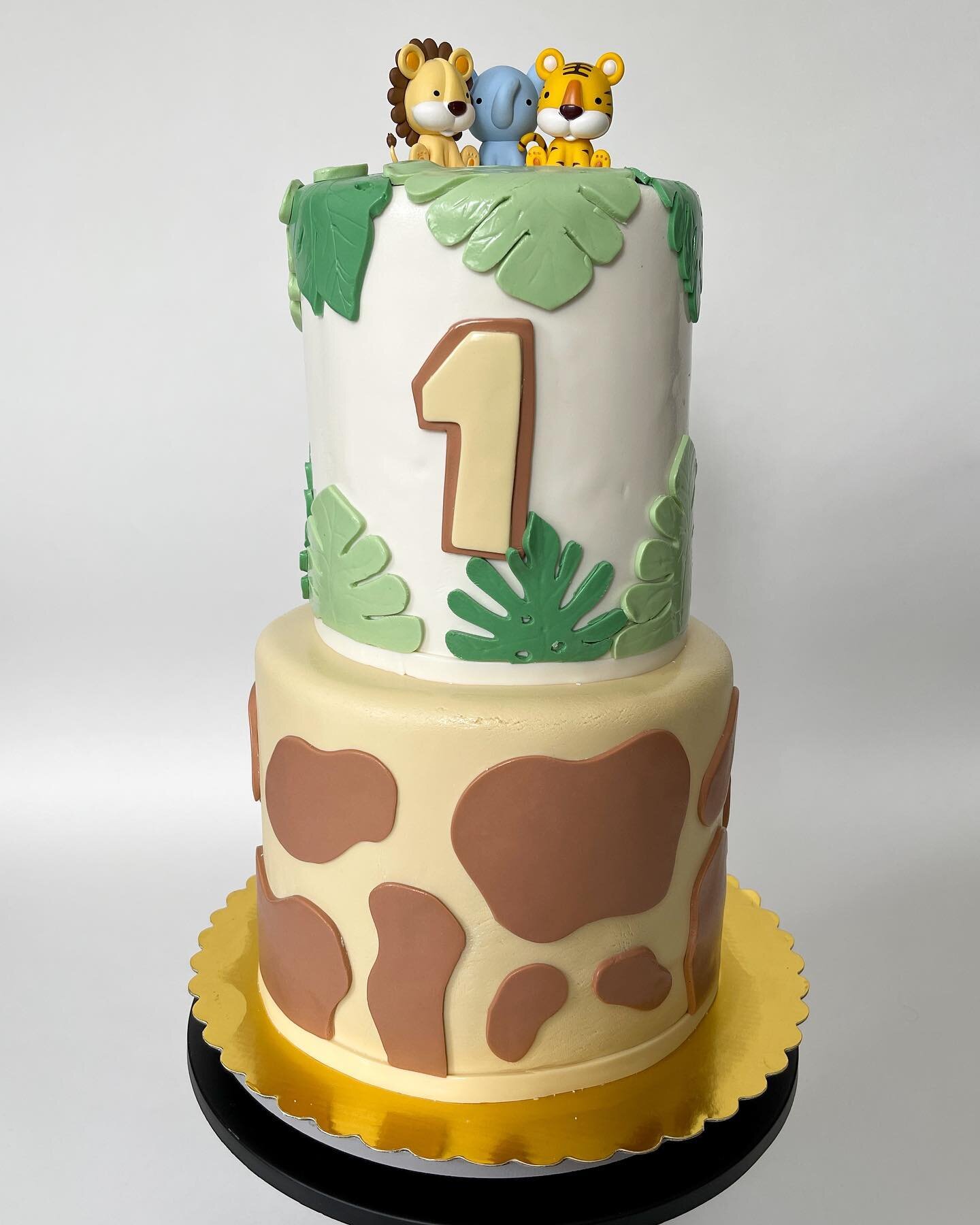 Safari Theme Cake 🦁🦒🐘 #customcakes #vanillacake #dulcedelechefilling #wildone