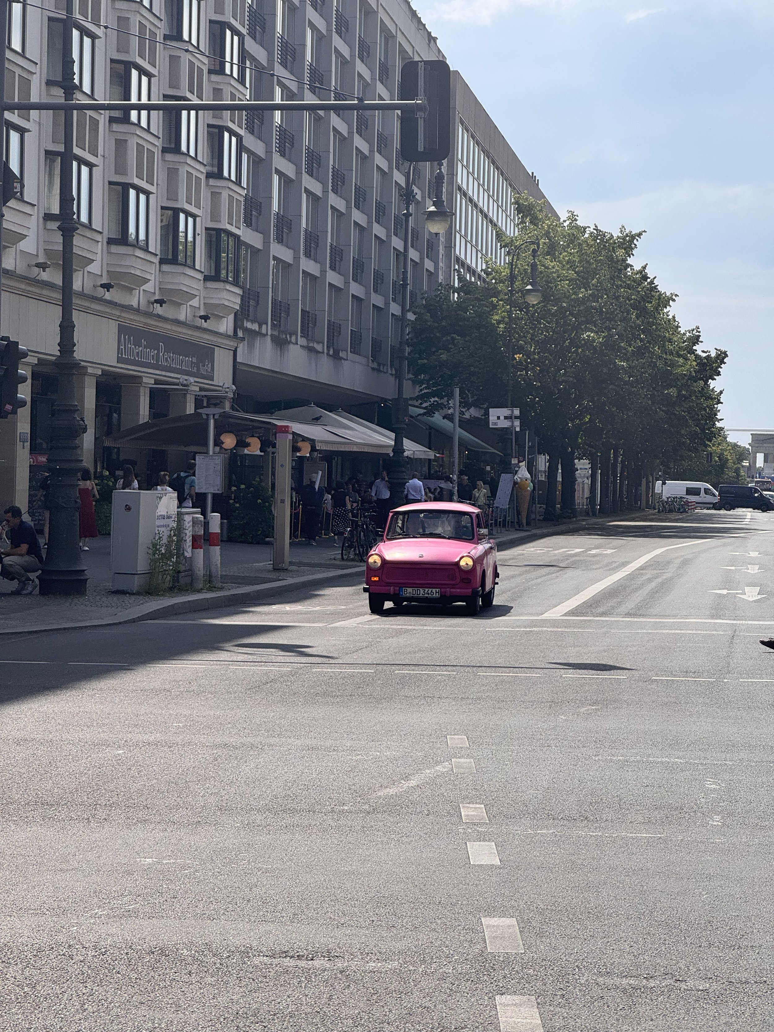 trabi unter den linden 6-27.jpeg