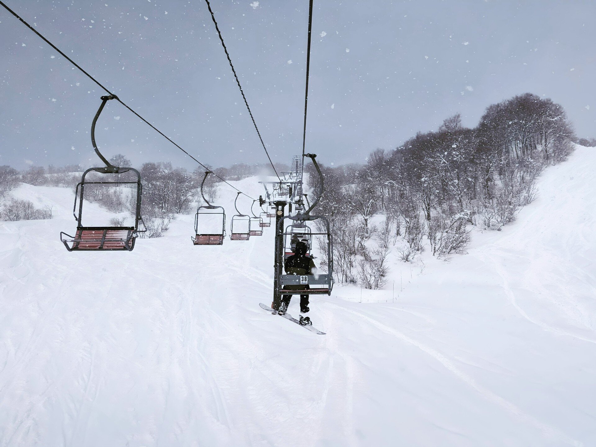 a favourite shot of yesterday's session at Sakae Club Ski Area. taken on the the resort's top chairlift, shared the upper runs with a handful of other boarders and skiers. powder was good, sun came out. magic conditions.

@sakaeclub_skiarea

#さかえ倶楽部ス