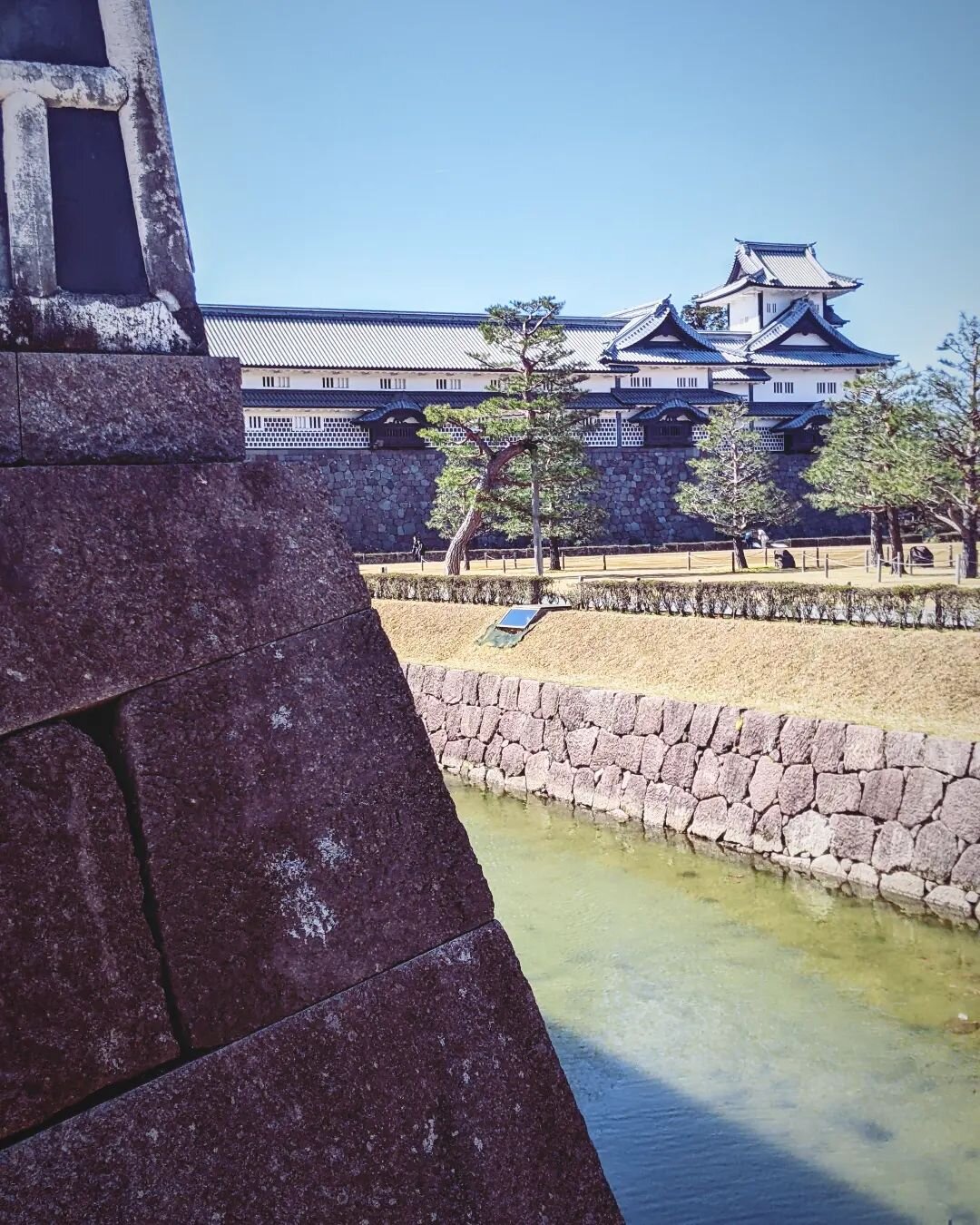 I was recently in Kanazawa to guide a tour from there into the mountains and rural landscapes of the Central Japan. Kanazawa is now firmly on the tourist map and its most popular spots are crowded but despite that, it remains my favourite city in the