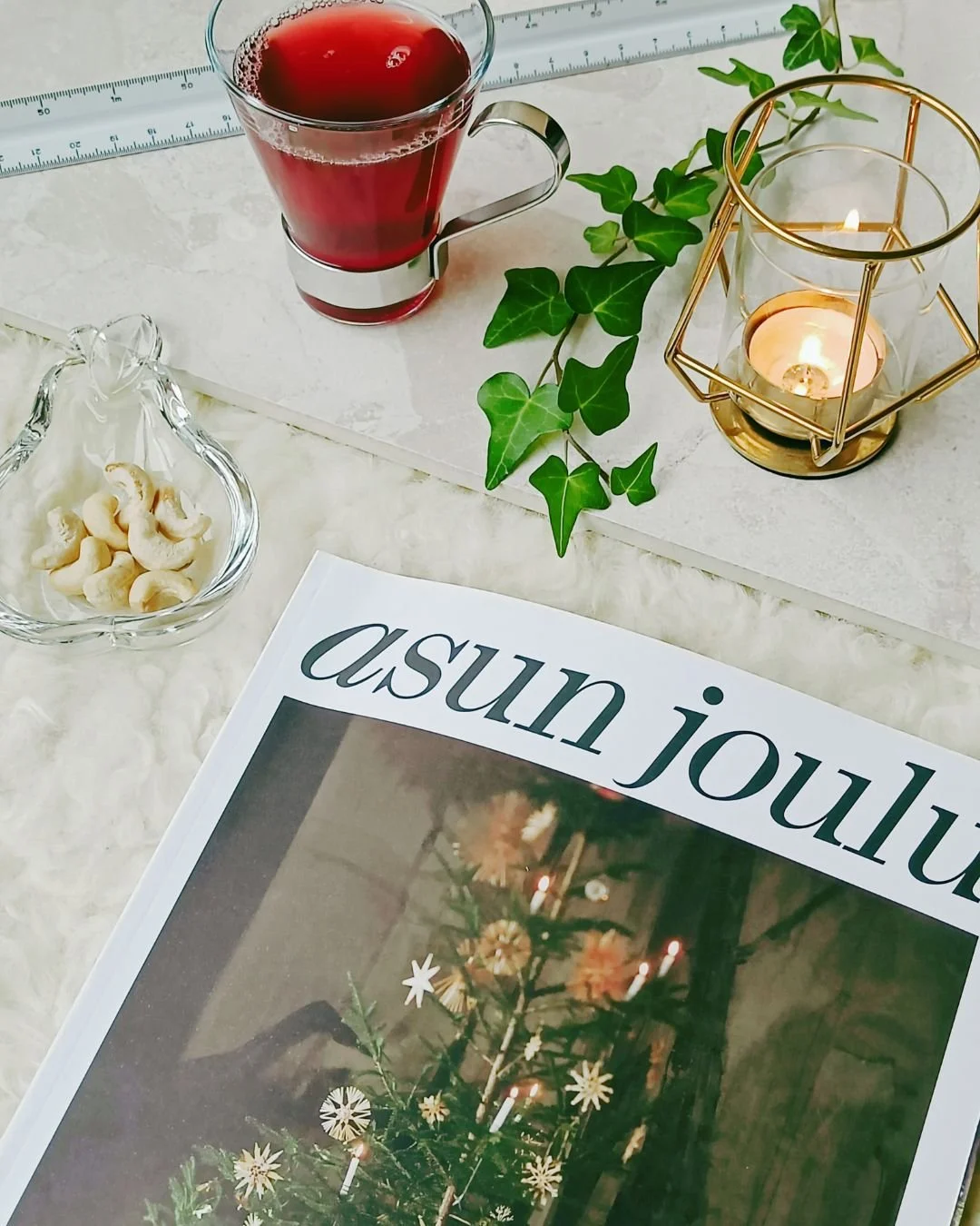 Saataiskohan t&auml;&auml;ll&auml;kin viikonloppuna v&auml;hitellen joulun tunnelmaa kotiin. Kynttil&auml;&auml; poltan l&auml;hes jatkuvasti aamupalap&ouml;yd&auml;st&auml; iltateehen. T&auml;m&auml; karvatalja kaivettiin viime viikonloppuna tuomaan