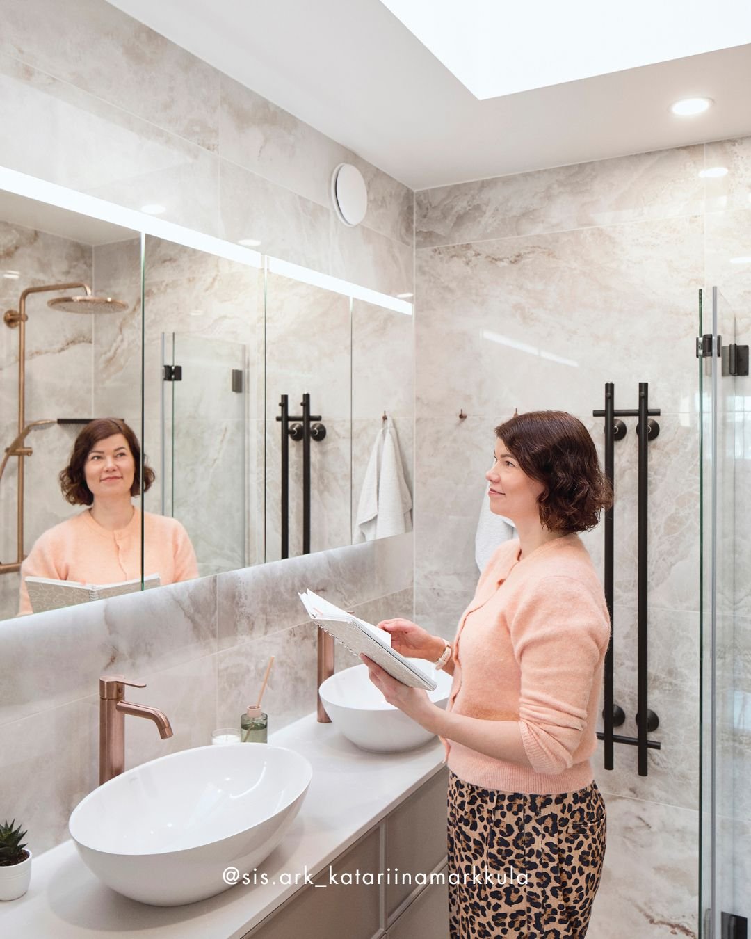 Sain hiljattain kysymyksen, joka oli niin hyv&auml;, ett&auml; halusin avata sen my&ouml;s t&auml;&auml;ll&auml;. Kysymys kuului:

&ldquo;Millaisia kohteita suunnittelen &ndash; ja sis&auml;ltyyk&ouml; irtokalusteiden ja tekstiilien suunnittelu palve