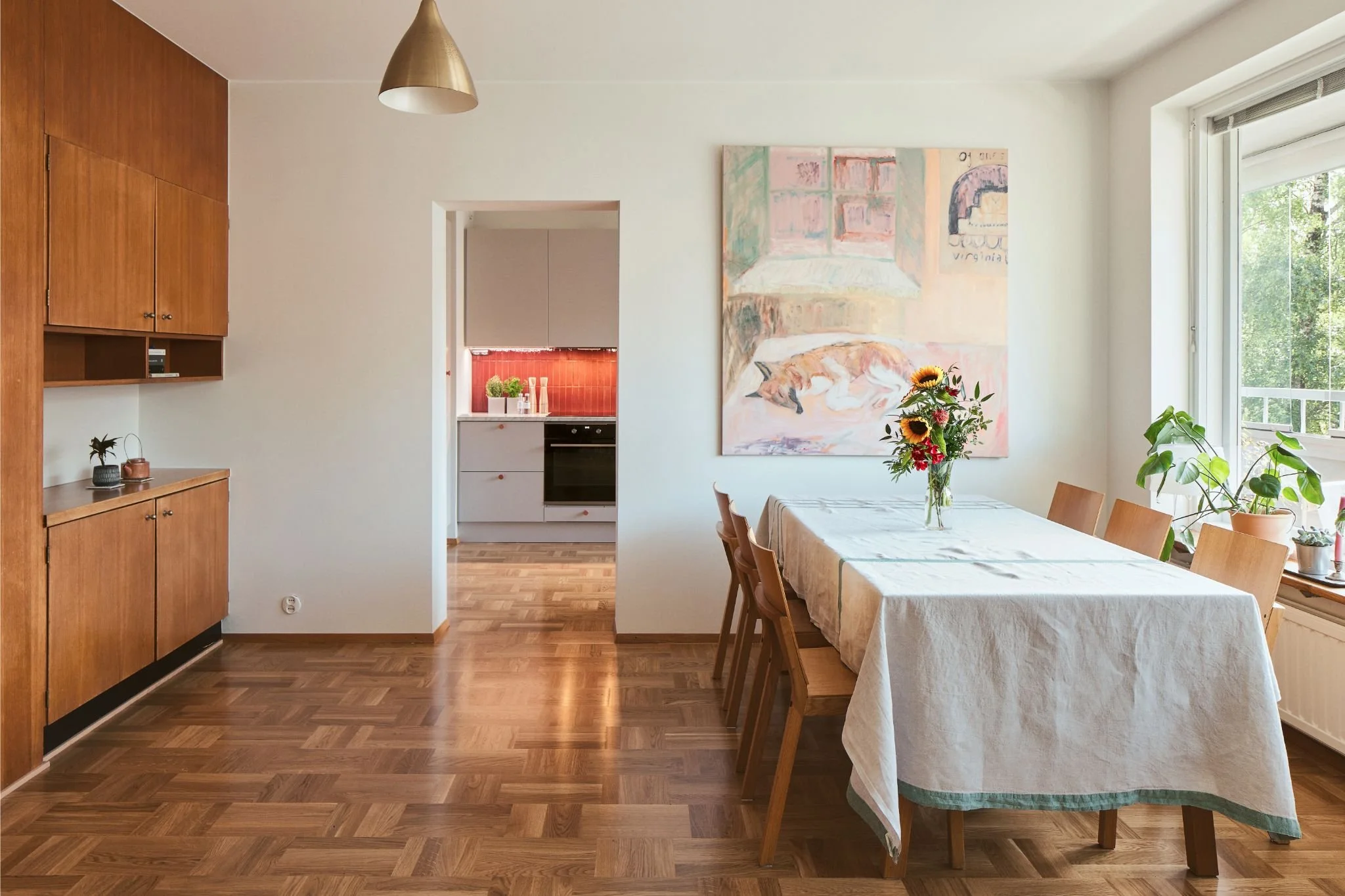 Rauhallinen ruokailutila, jossa tammen sävyä