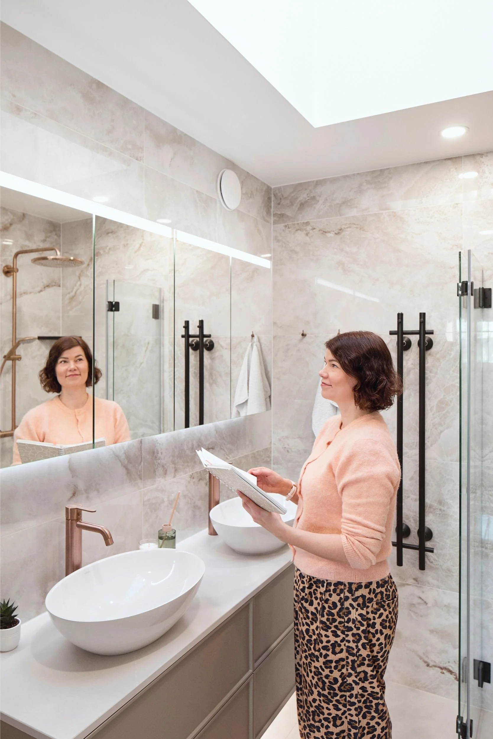 Sisustusarkkitehti Katariina Markkula kylpyhuoneessa