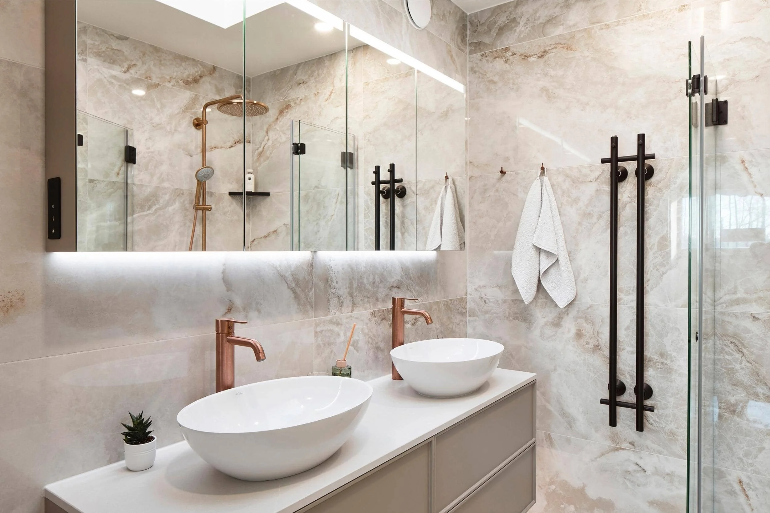 Ylellinen kylpyhuone