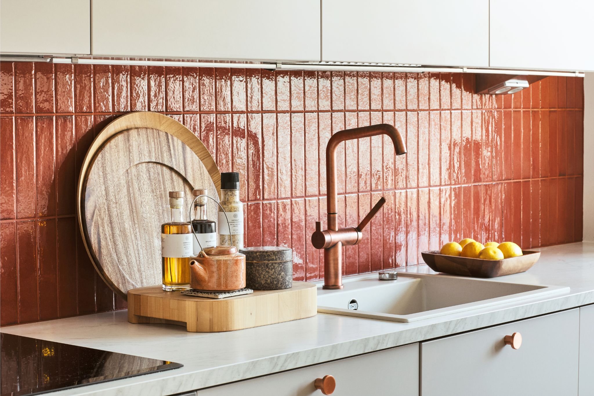 Keittiössä tiililaatoitus välitilassa