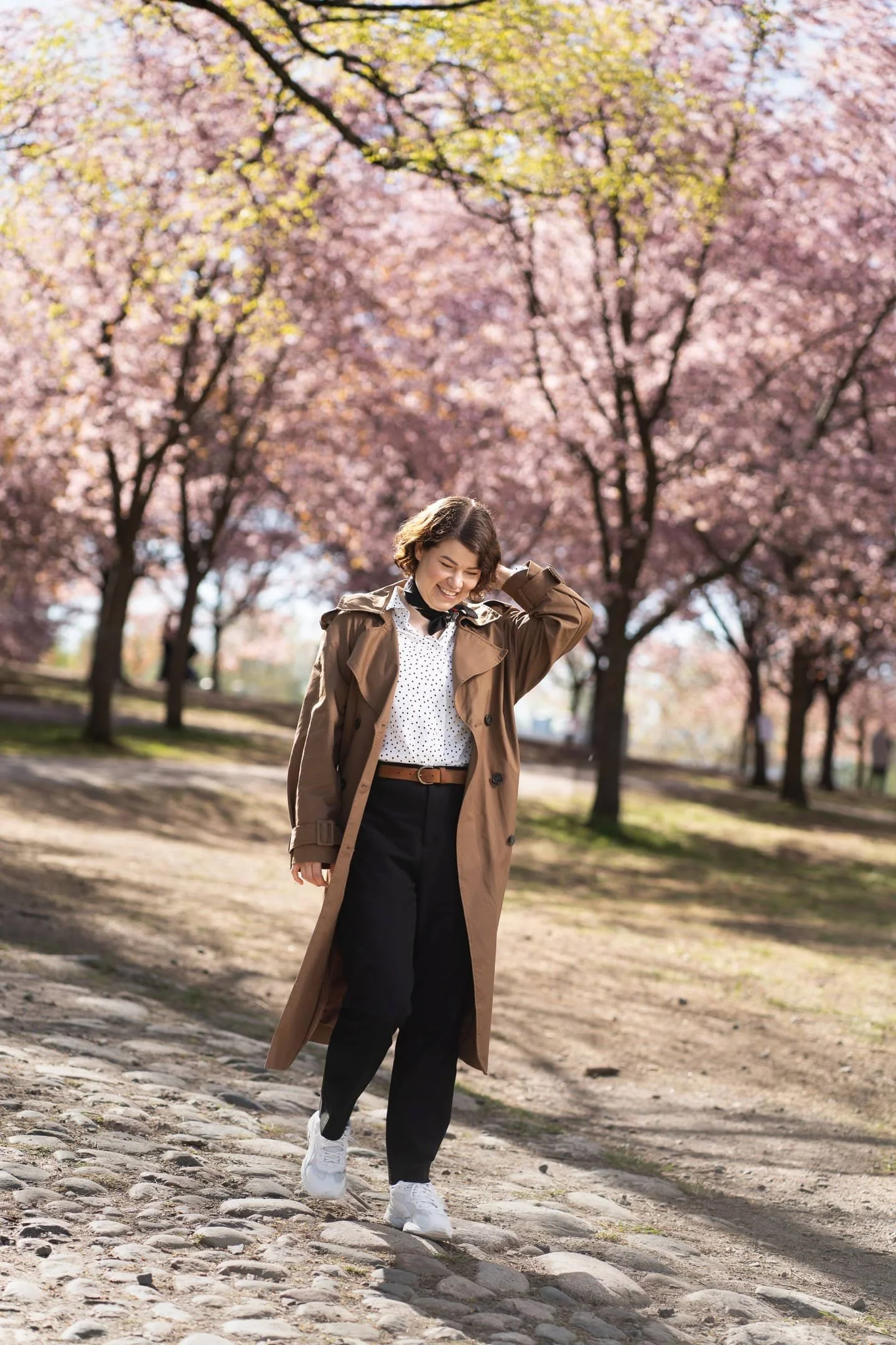 Sisustusarkkitehti Katariina Markkula Roihuvuoren kirsikkapuistossa