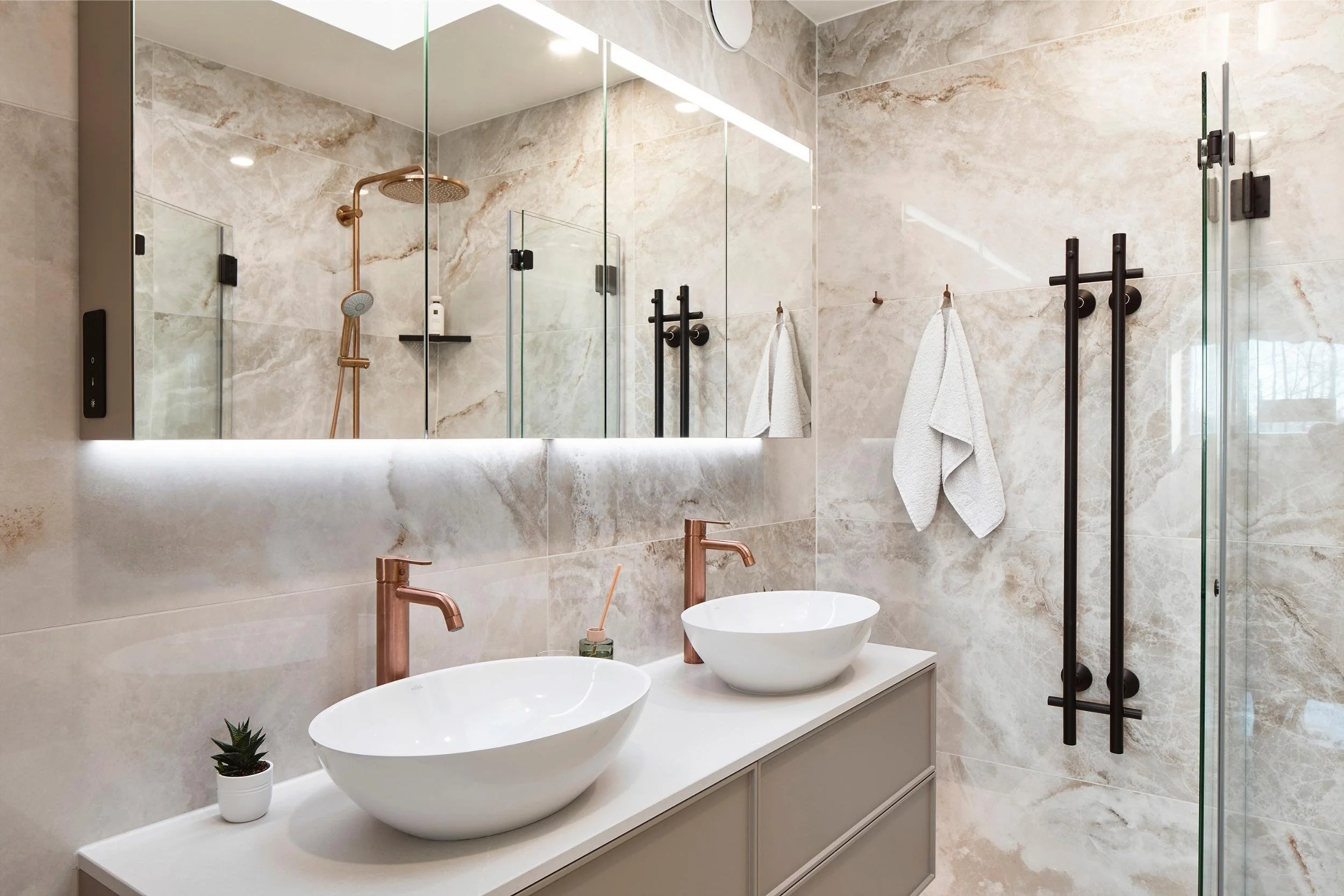 Ylellinen kylpyhuone kahdella altaalla