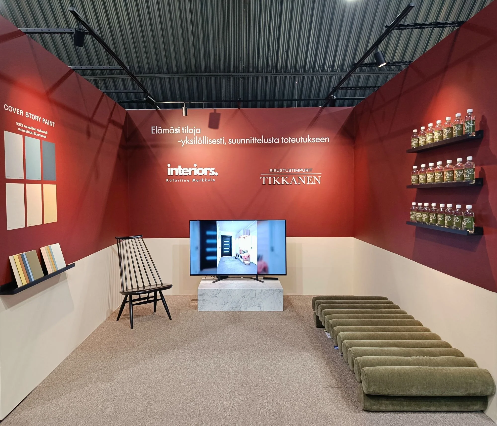 Messuosasto, jossa näyttävä burgundinpunainen seinä