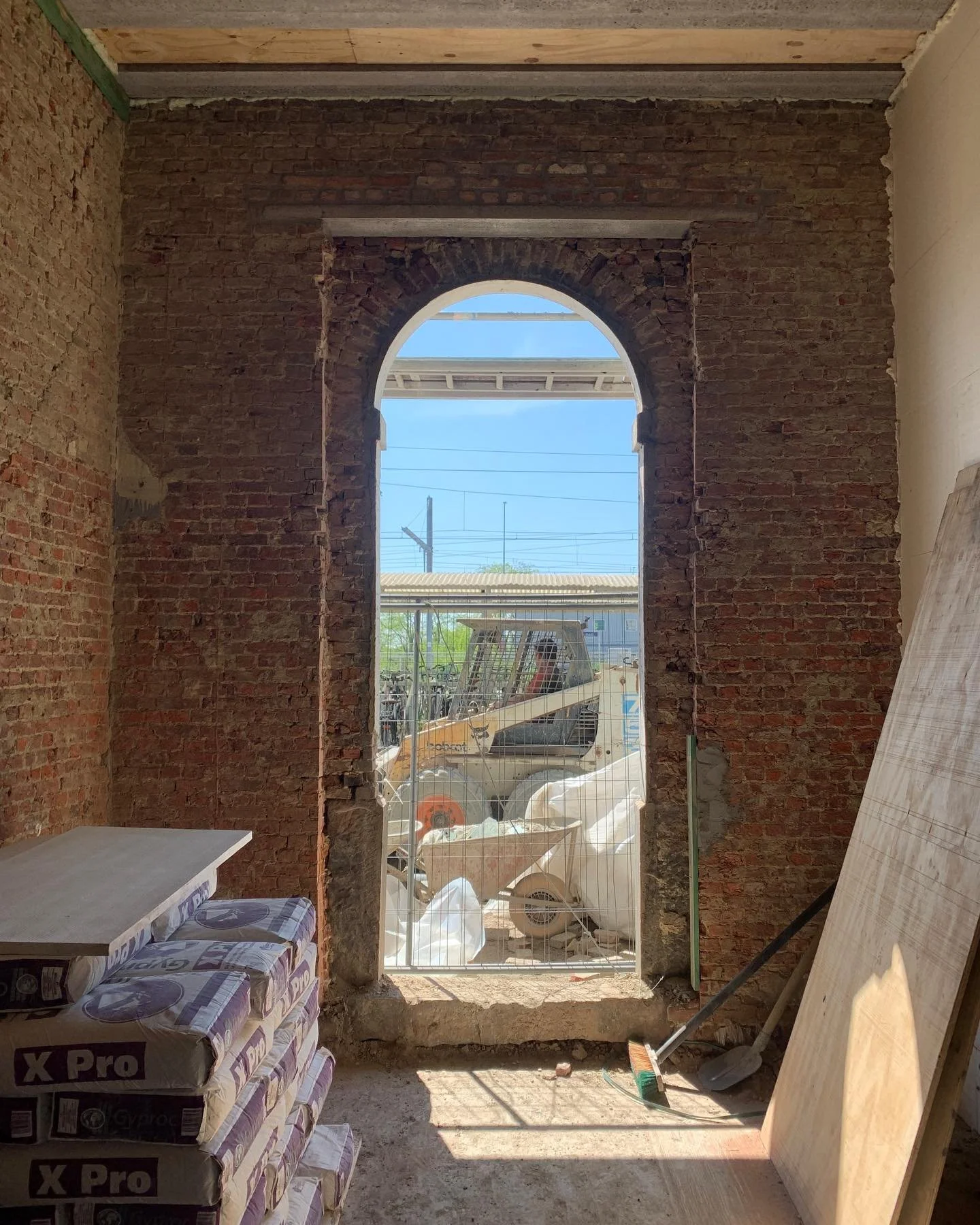 POSTGEBOUW - TIENEN
Renovatie &amp; herbestemming van het oude postgebouw in Tienen binnen zijn bestaande voetprint, ter voorziening van 20 koten
&bull;
&bull;
&bull;
Work In Progress
Door FORK Architects
#Tienen #Architecture #postgebouw #renovation