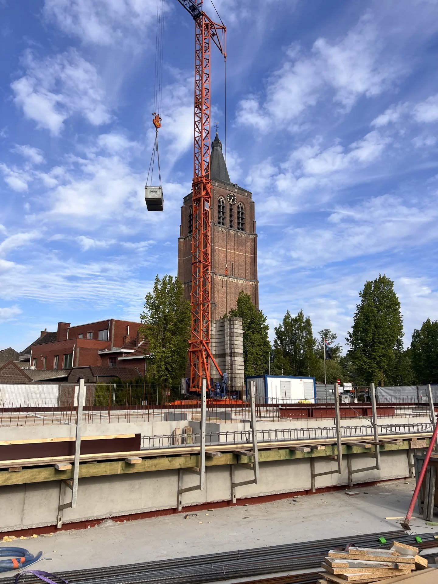 In het hart van Peer verrijst op de site van het iconische Estancia-gebouw een nieuw verhaal. Renovatie maakte plaats voor afbraak en wederopbouw - een bewuste keuze voor duurzaamheid, zonder de ziel van de plek te verliezen.

Een gelijkvloers kantoo