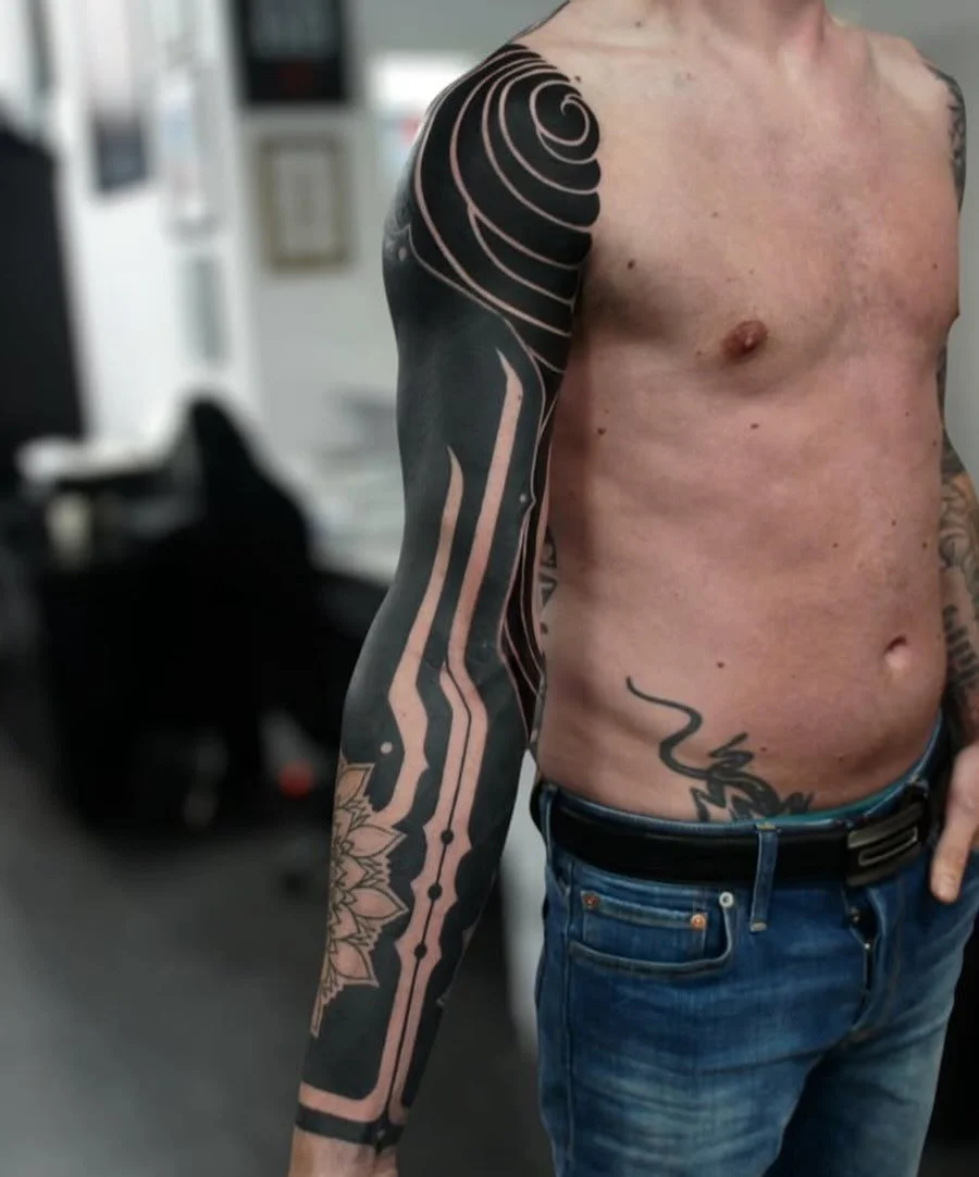 WIP 🔥#neotribaltattoo #wip #blackworktattooartist #luxembourgink #blackworktattoo 📩 : rdv@atlastattoo.lu⁣⁣
📨 : DM Instagram / Facebook⁣⁣
📱 : WhatsApp +352 621596637
📍 : 54 Bd Grande-Duchesse Charlotte, Luxembourg