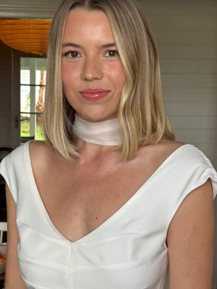 Our beautiful bride @_alexchatterton on her wedding day
Makeup by @cedar_shoots
Hair by @blowlaundry